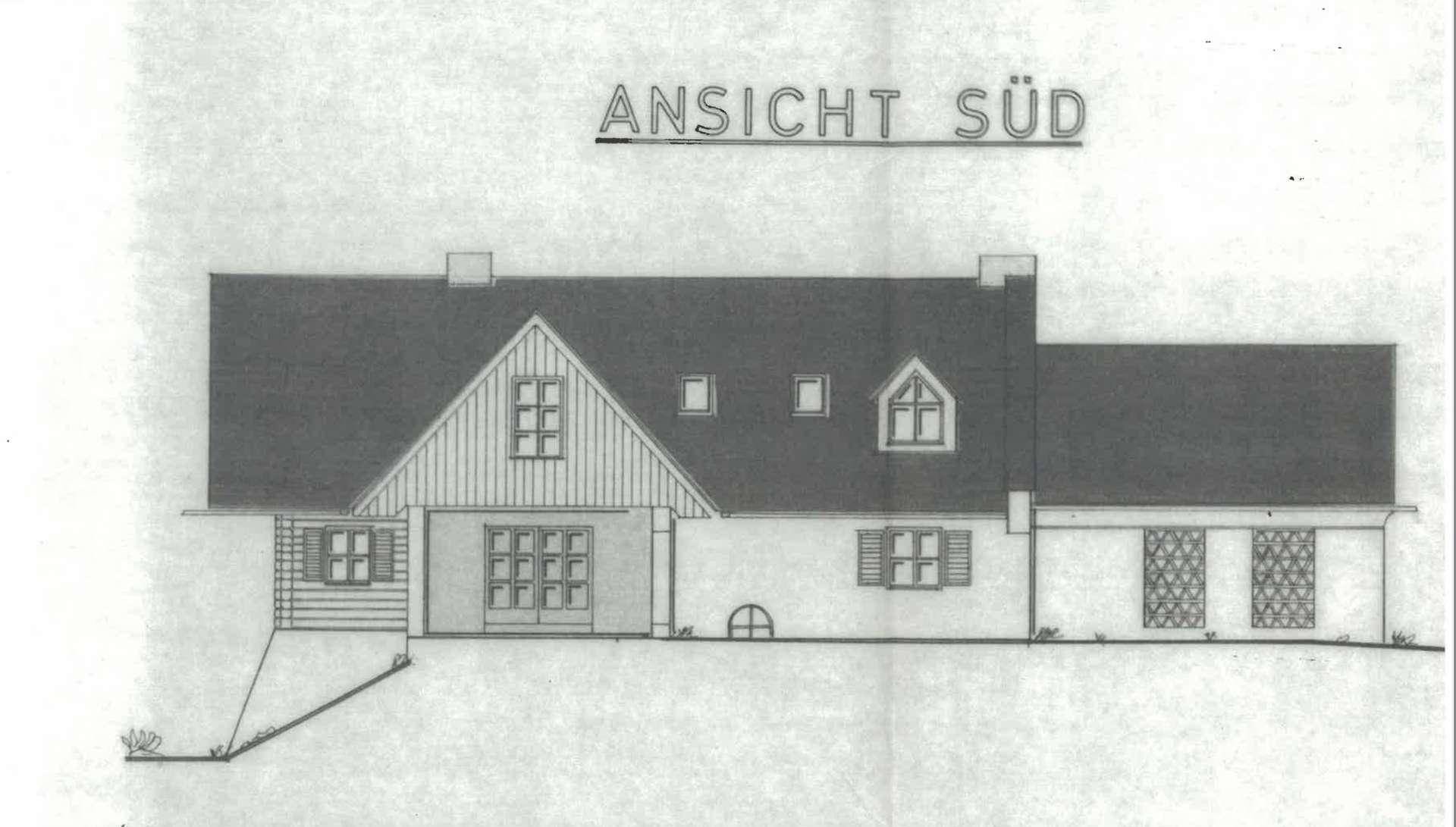 Architektonische Südansicht des Gebäudes mit Fenstern und Dachdetails.