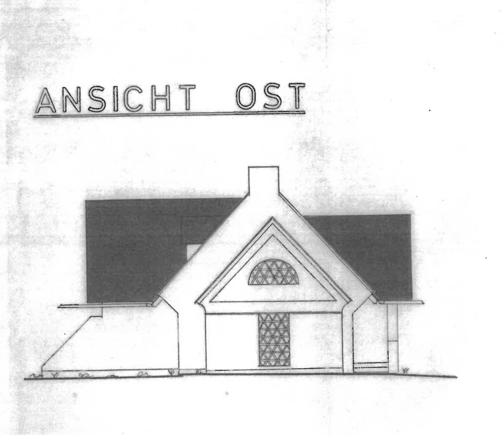 Architektonische Ansicht der Ostfassade des Hauses mit Giebel und dekorativem Fenster.