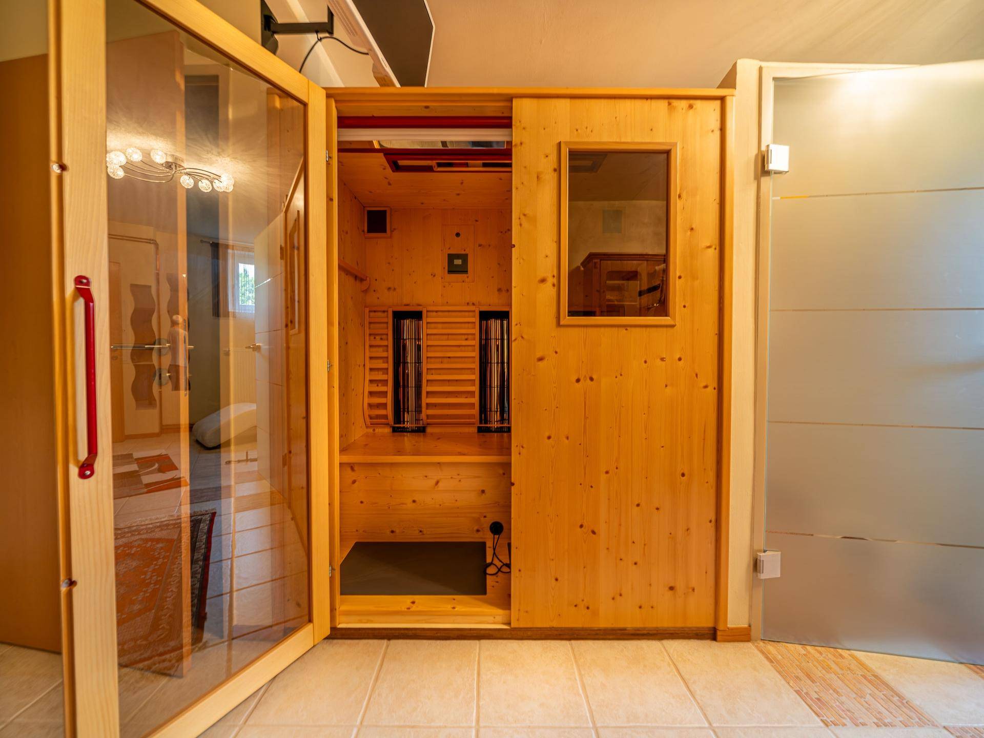 Moderne Saunakabine aus hellem Holz, bereit für entspannende Wellness-Momente.