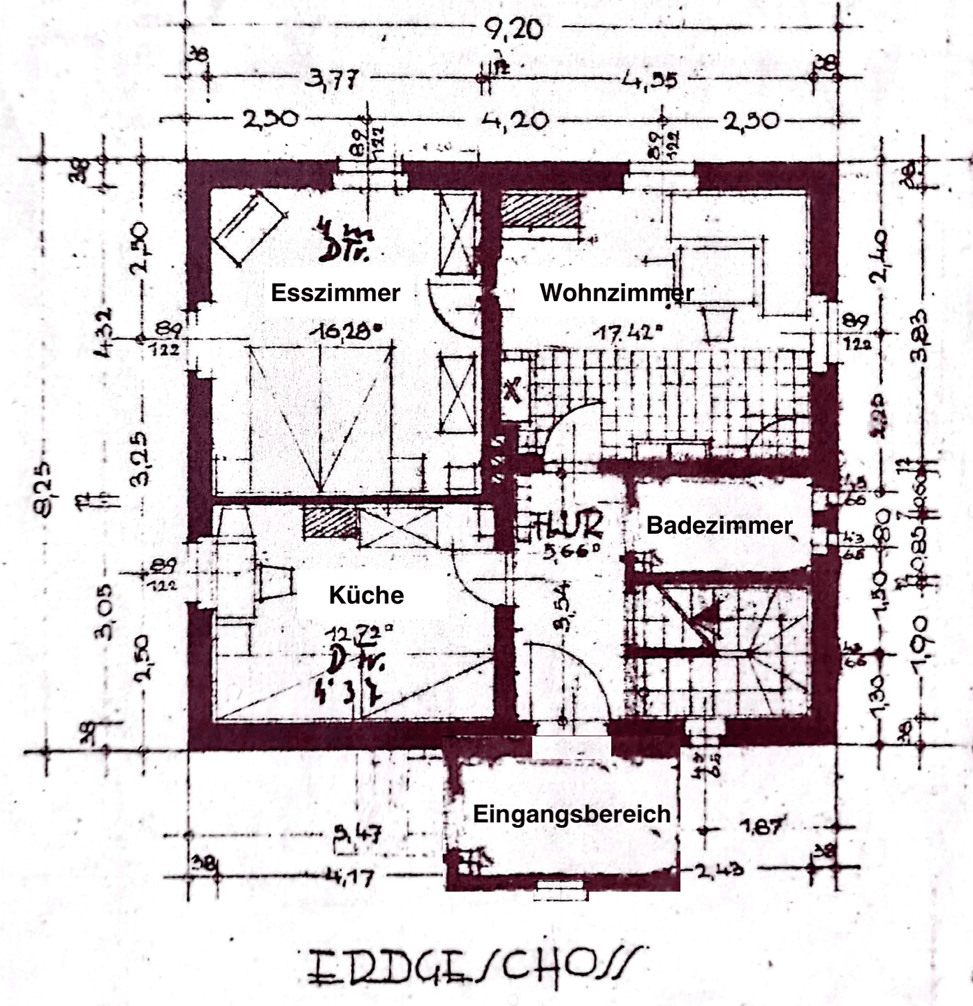 Grundriss des Erdgeschosses mit Esszimmer, Wohnzimmer, Küche, Bad und Eingangsbereich.