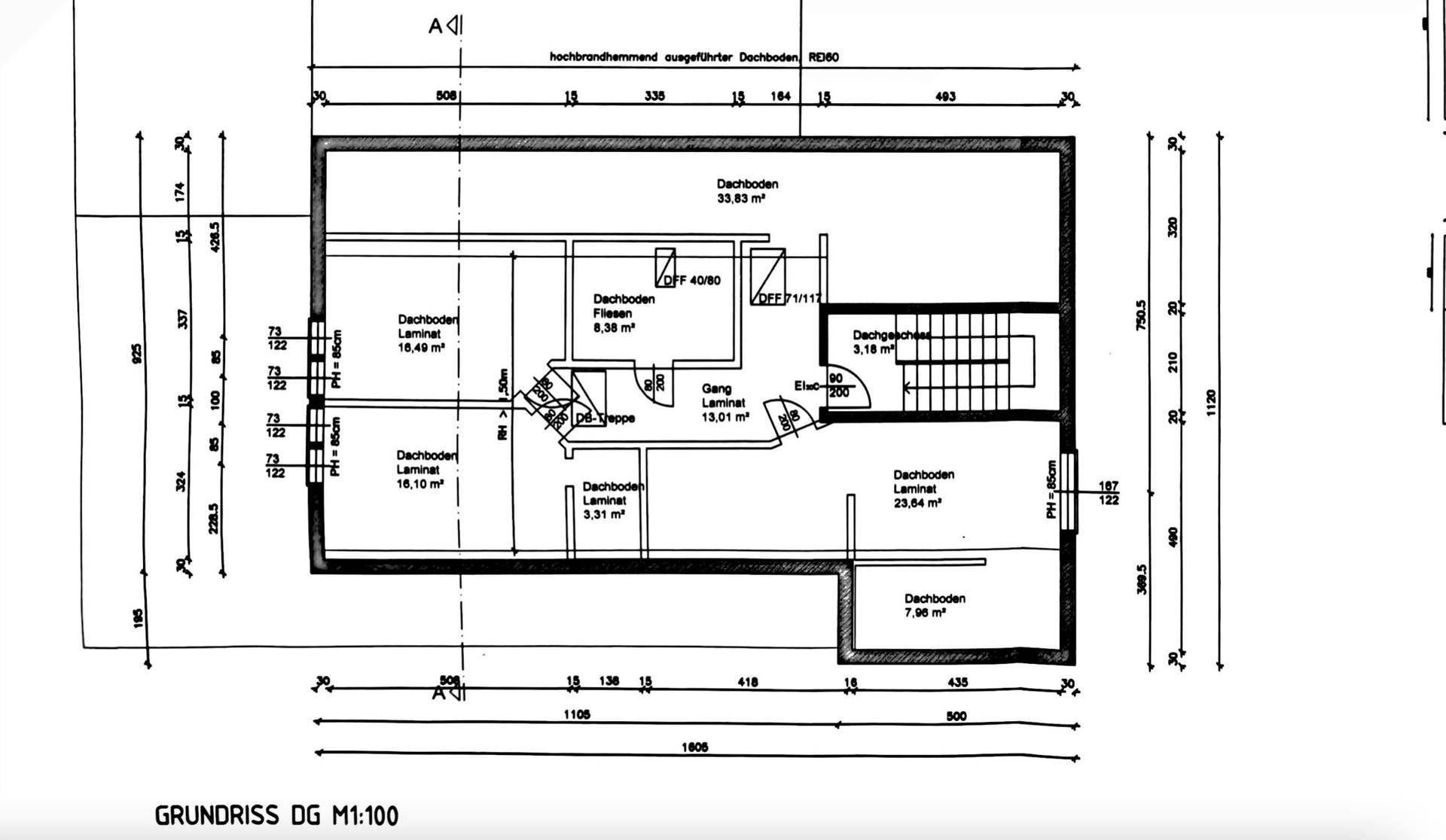 Grundriss des Dachgeschosses mit Dachbodenflächen und Zugang zur Treppe.