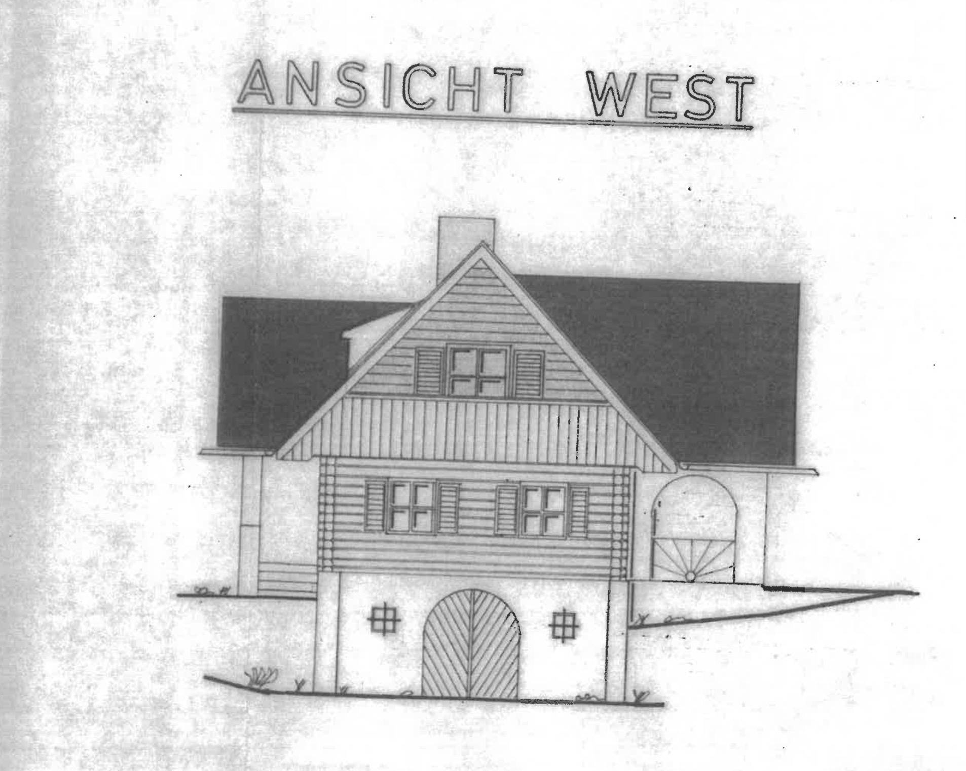 Architektonische Ansicht der Westfassade des Hauses mit Holzelementen und Balkon.