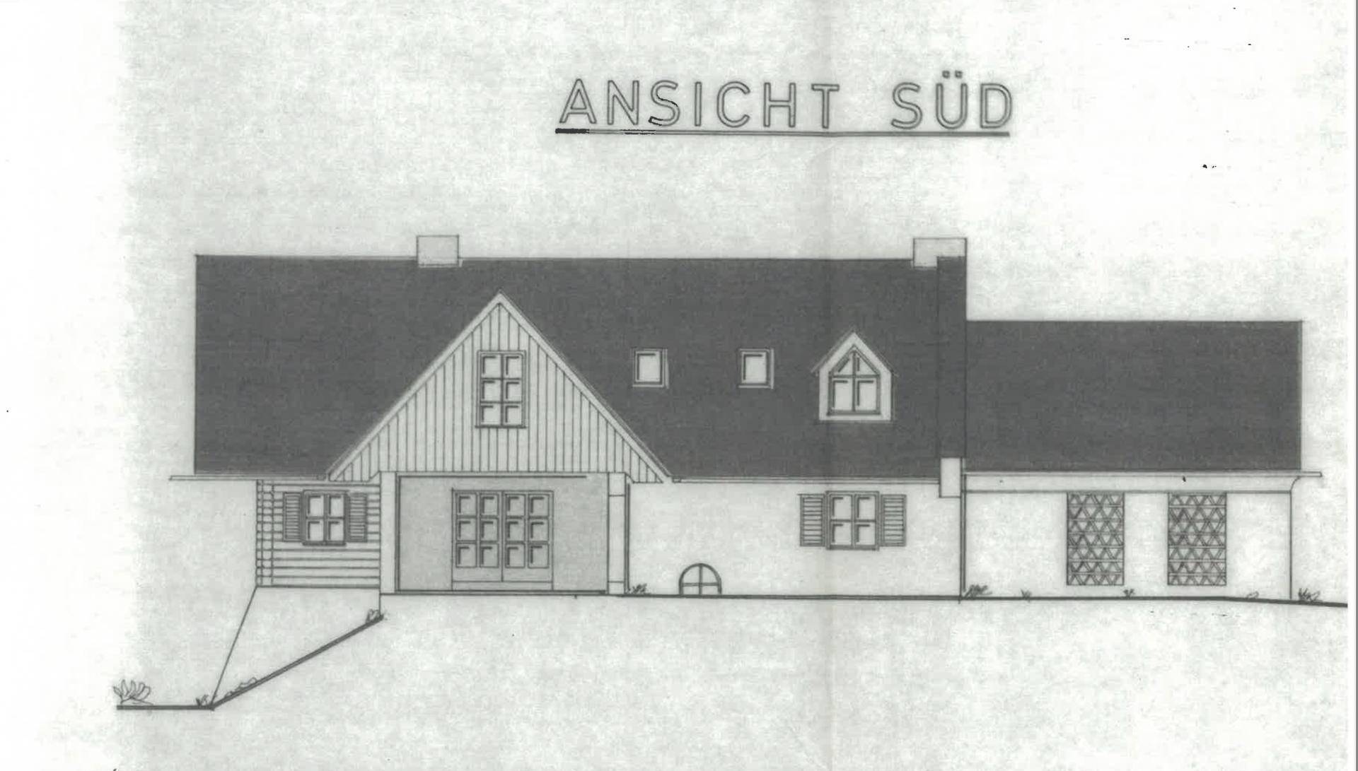 Architektonische Ansicht der Südfassade des Hauses mit Fenstern und Türen.