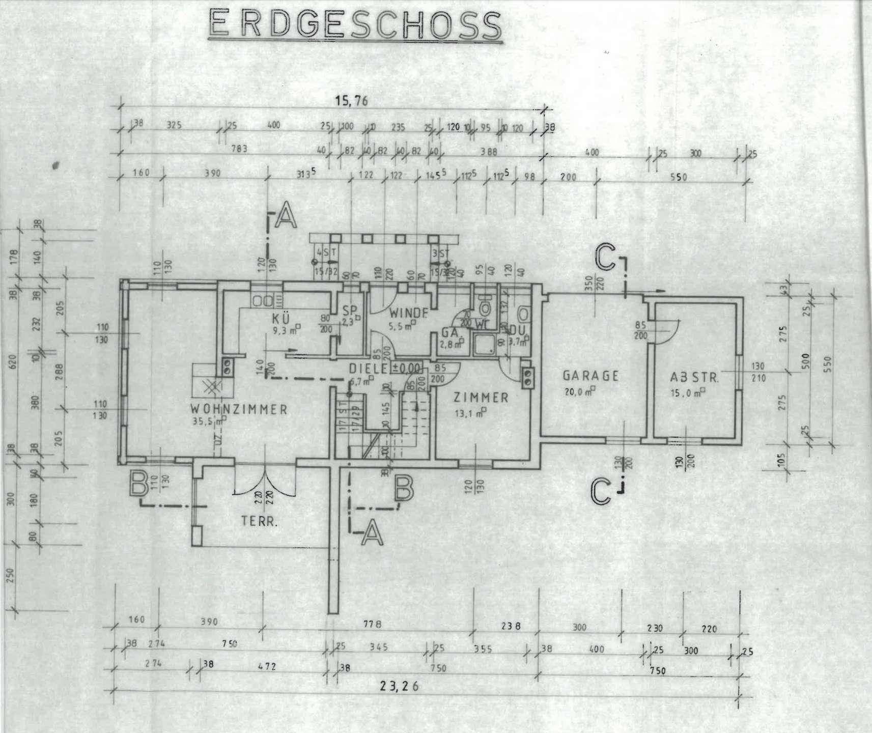 Grundriss des Erdgeschosses mit Wohnzimmer, Küche, Zimmer und Garage.