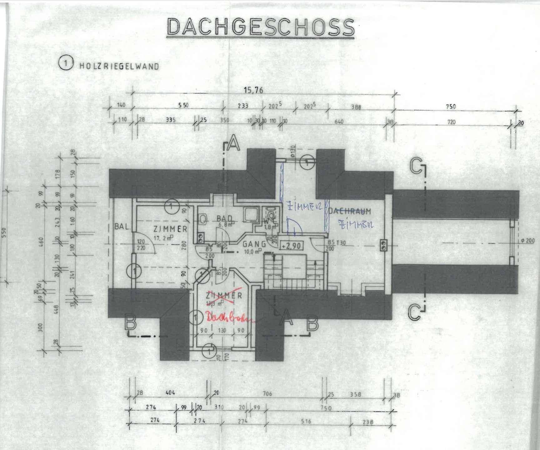 Grundriss des Dachgeschosses mit Schlafzimmern, Bad und Balkonzugang.