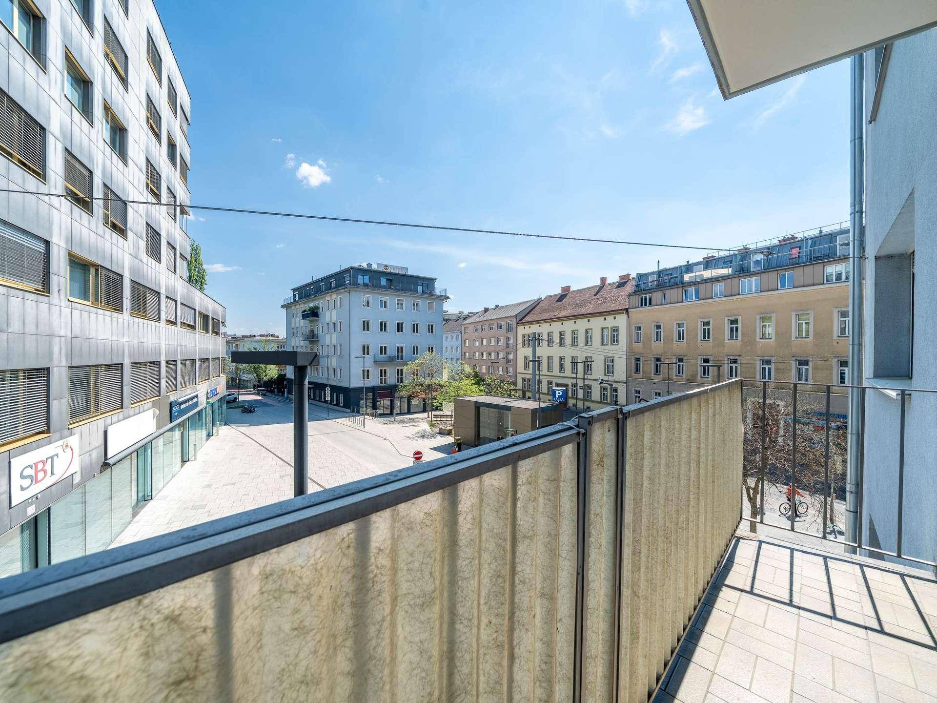 Balkon mit Weitblick über die Straße und die umliegenden Gebäude der Stadt.