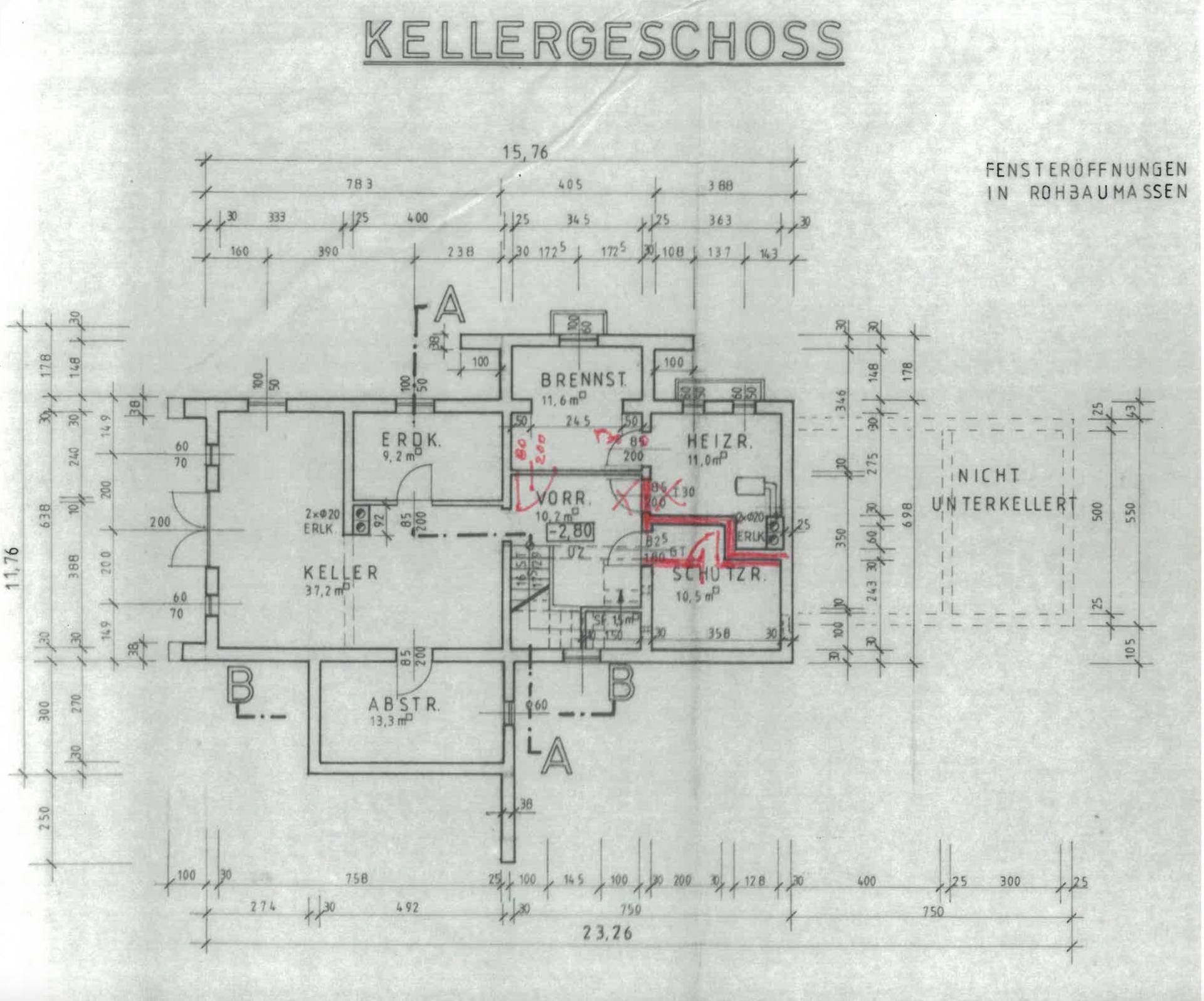 Grundriss des Kellergeschosses mit verschiedenen Räumen und Abstellflächen.
