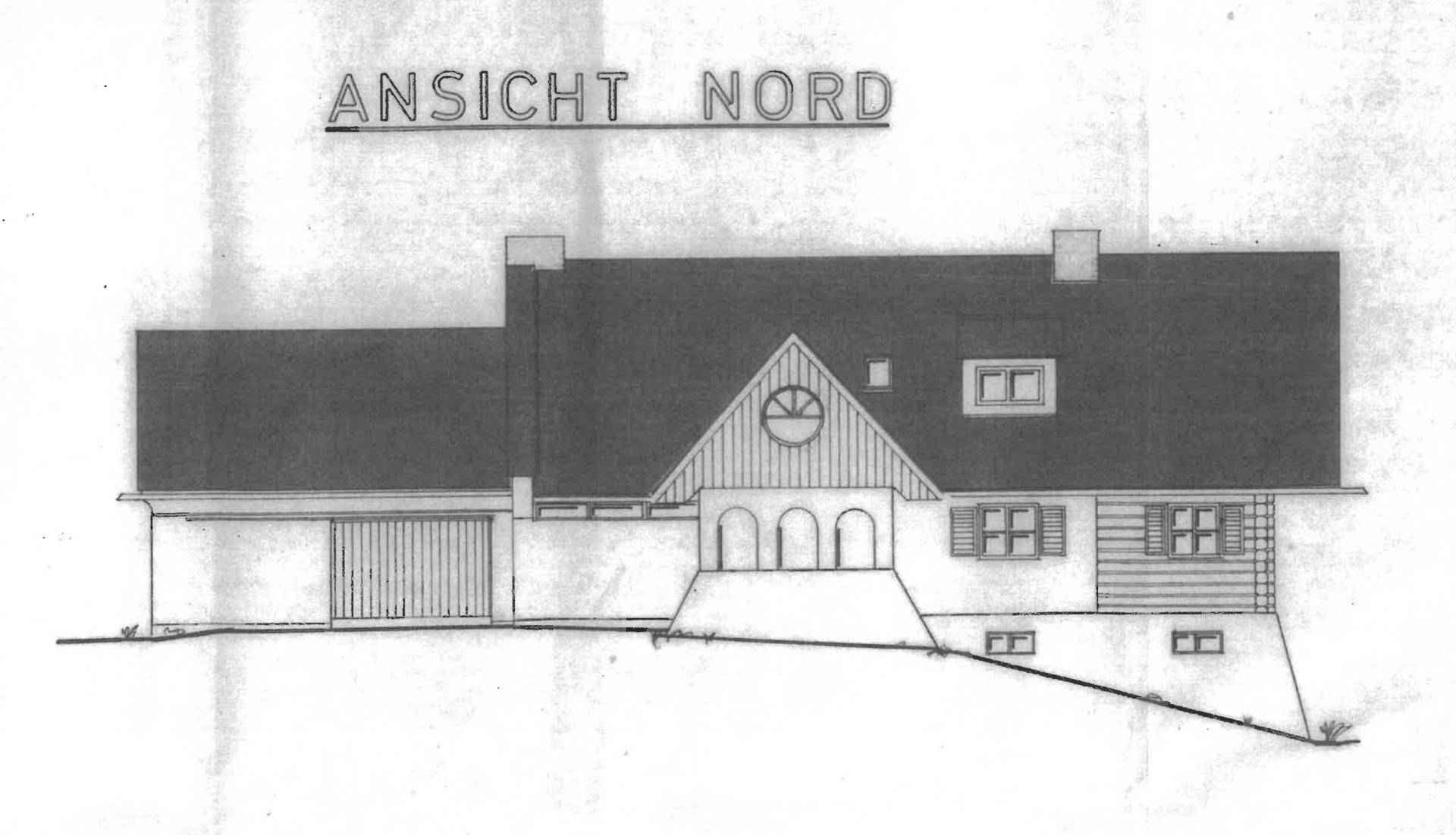 Architektonische Ansicht der Nordfassade des Hauses mit Garagentor und Rundfenster.