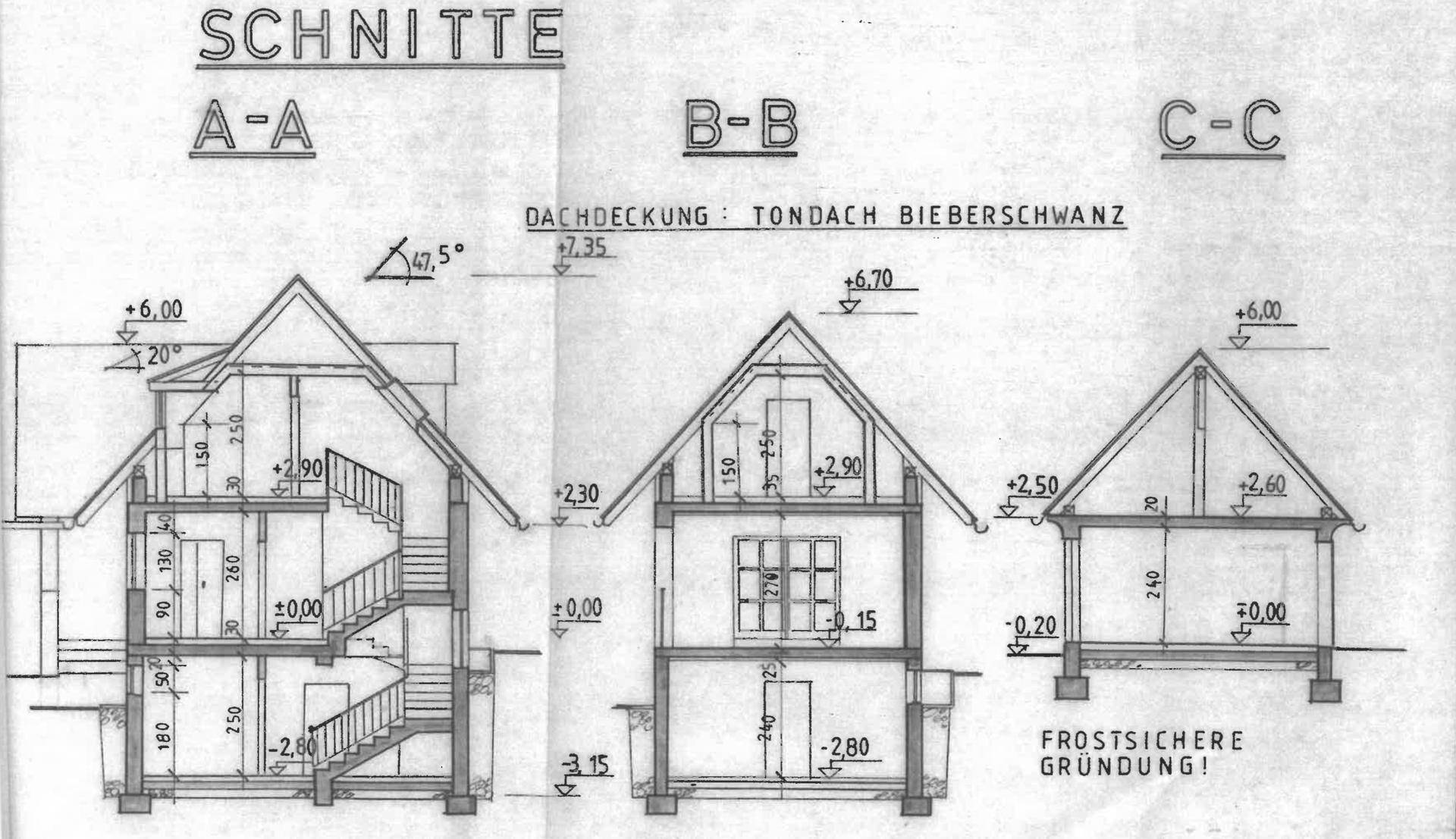 Schnittzeichnungen des Hauses, die die interne Struktur und die verschiedenen Ebenen zeigen.
