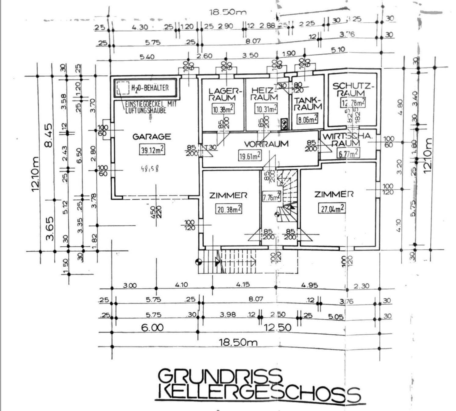 Grundriss des Kellergeschosses mit Garage, Lagerräumen und Technikbereichen.