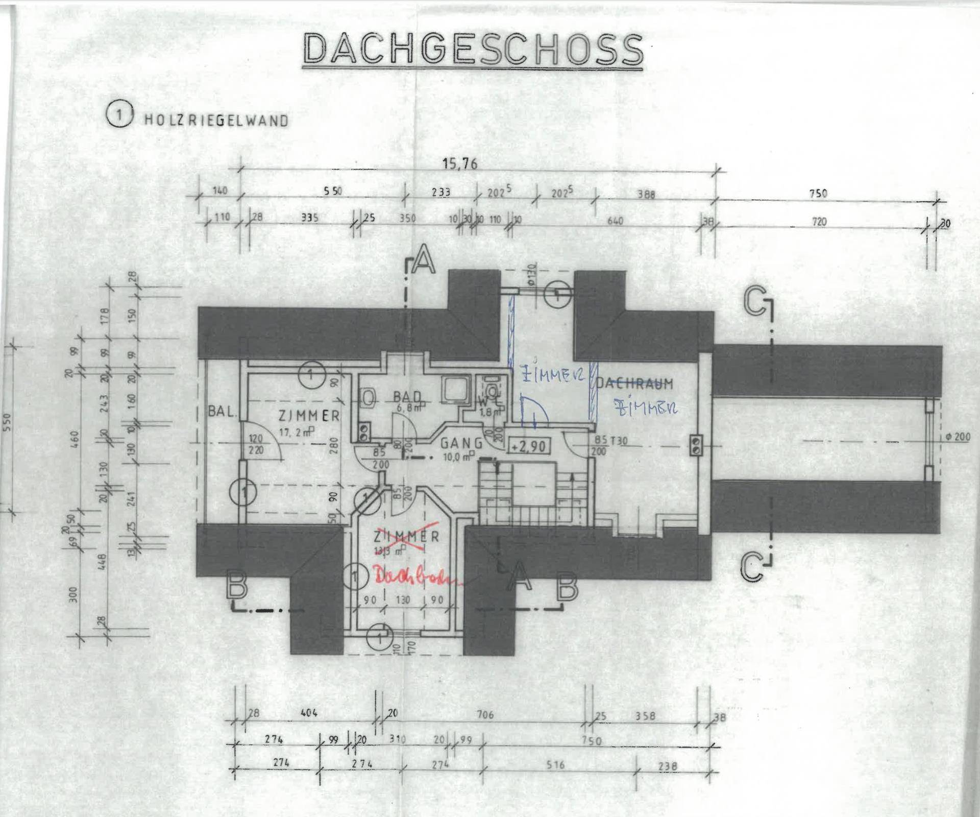 Grundriss des Dachgeschosses mit Schlafzimmern, Bad und Balkon.