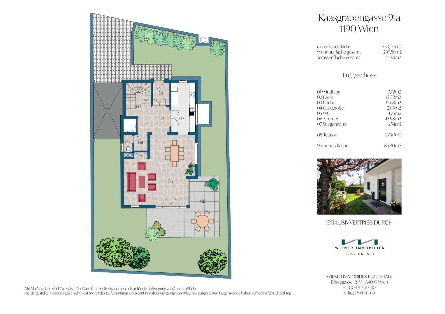 Grundriss des Erdgeschosses mit offenem Wohnbereich, Küche, Terrasse und Garten.