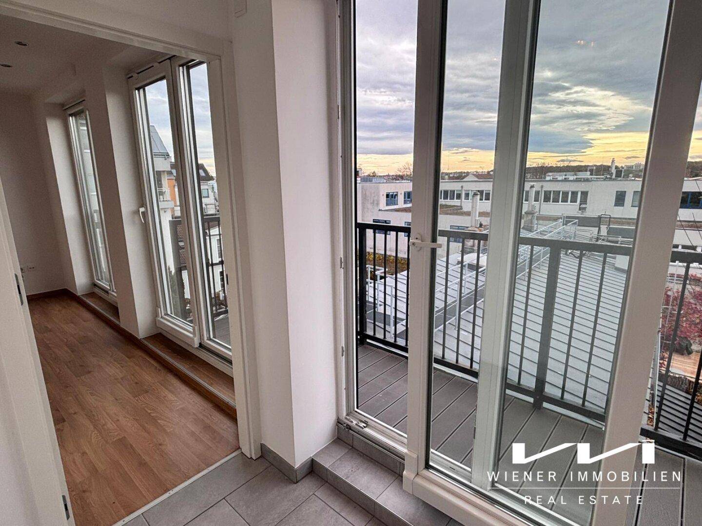 Heller Flurbereich mit Fliesenboden und direktem Zugang zu einem Balkon.
