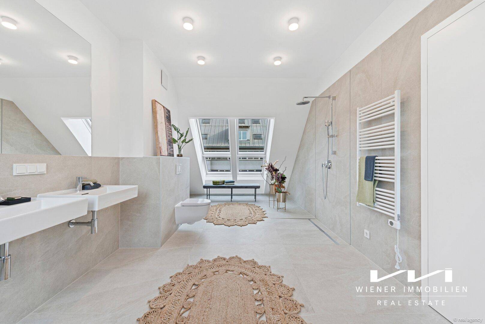 Modernes Badezimmer mit Doppelwaschbecken, begehbarer Dusche und Dachfenster.
