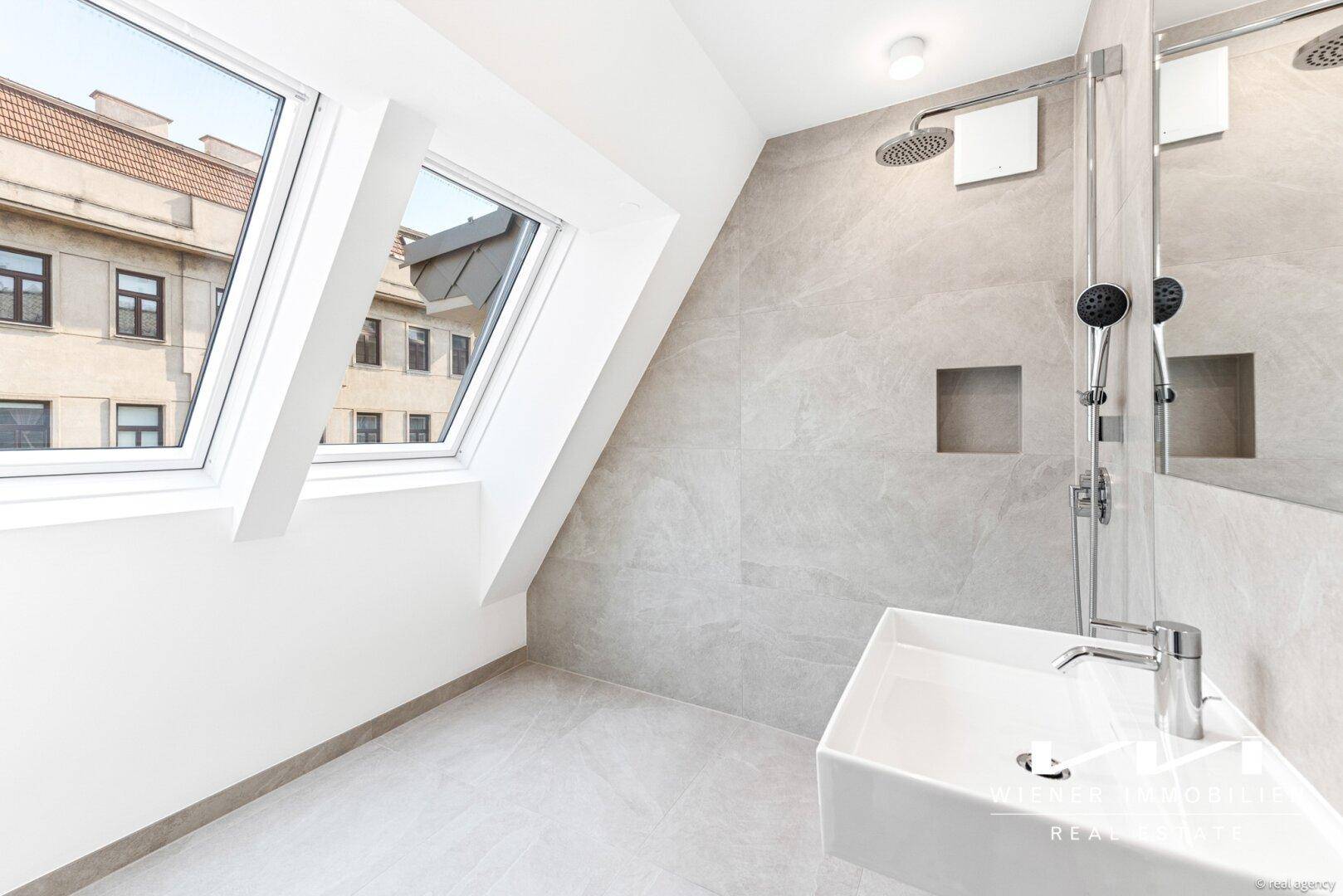 Modernes Badezimmer mit begehbarer Dusche, Einzelwaschbecken und Dachschrägenfenstern.