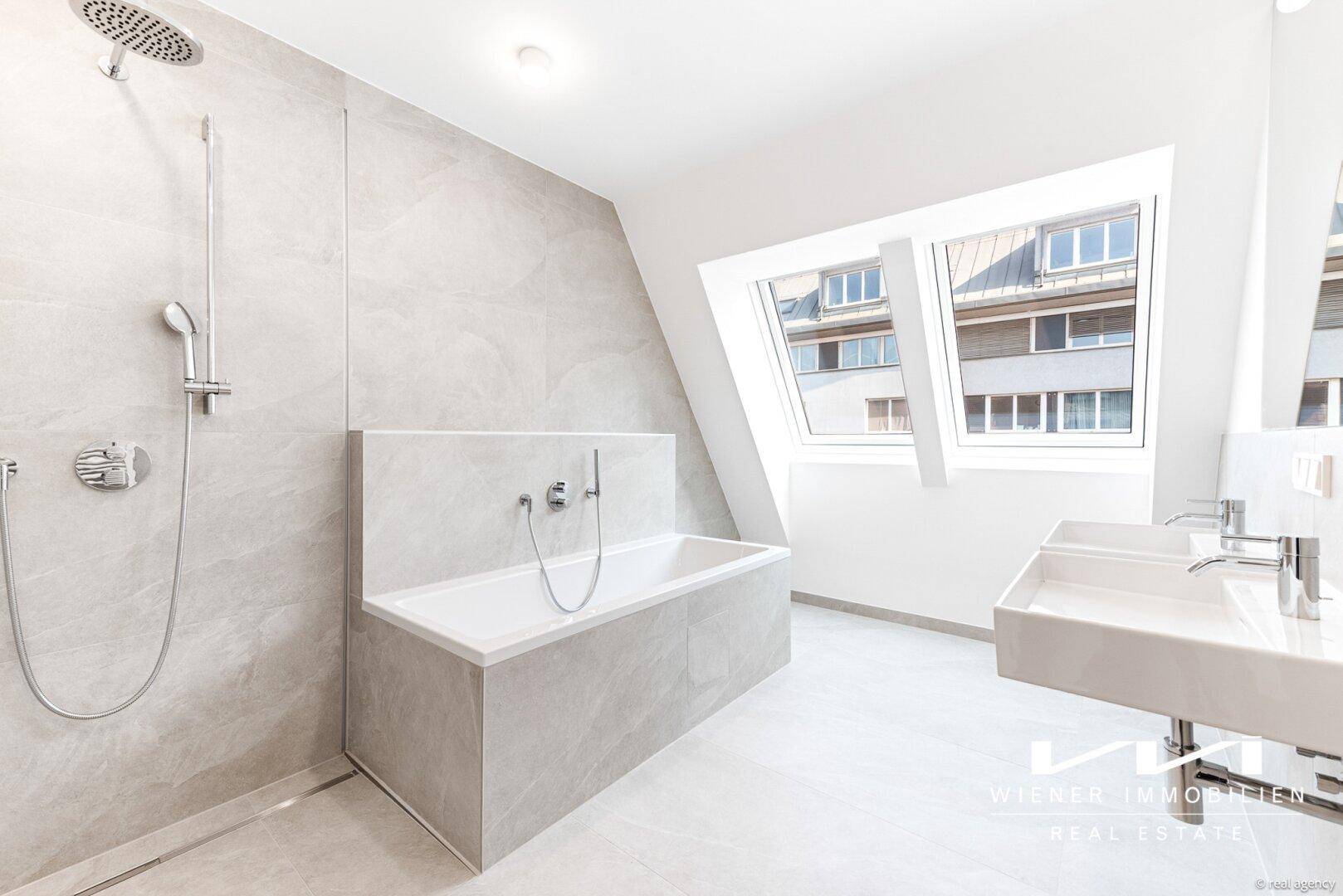 Großes, modernes Badezimmer mit Badewanne, Dusche, Doppelwaschbecken und Dachschrägenfenstern.