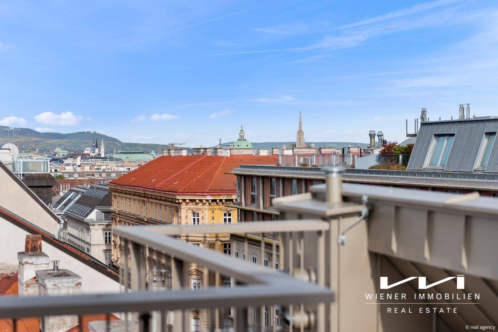 Panoramablick über die Stadt Wien von einem Balkon mit historischer Architektur und Fernsicht.