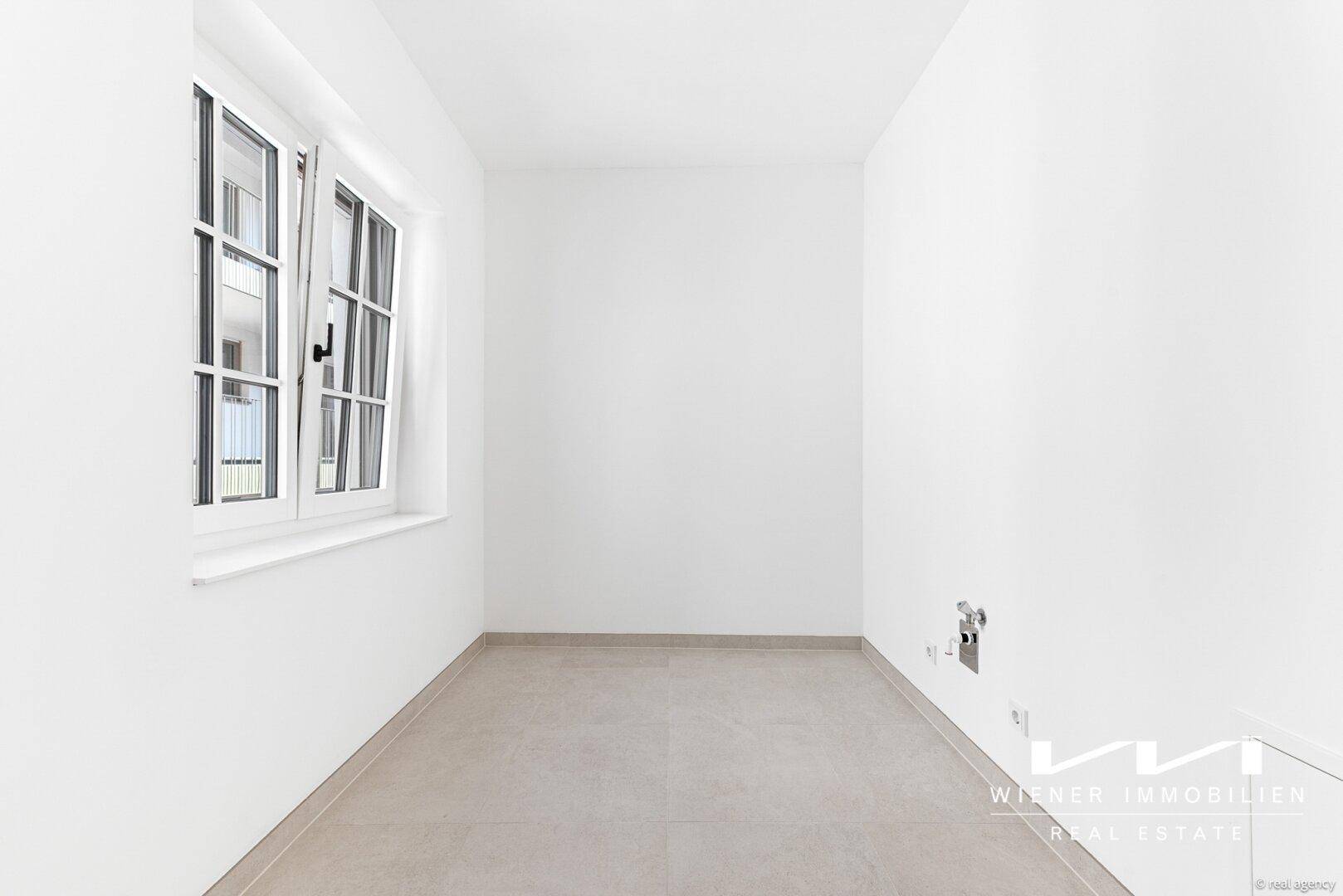 Kleiner, heller Raum mit Fenster und Anschlüssen, ideal als Hauswirtschaftsraum oder Abstellkammer.