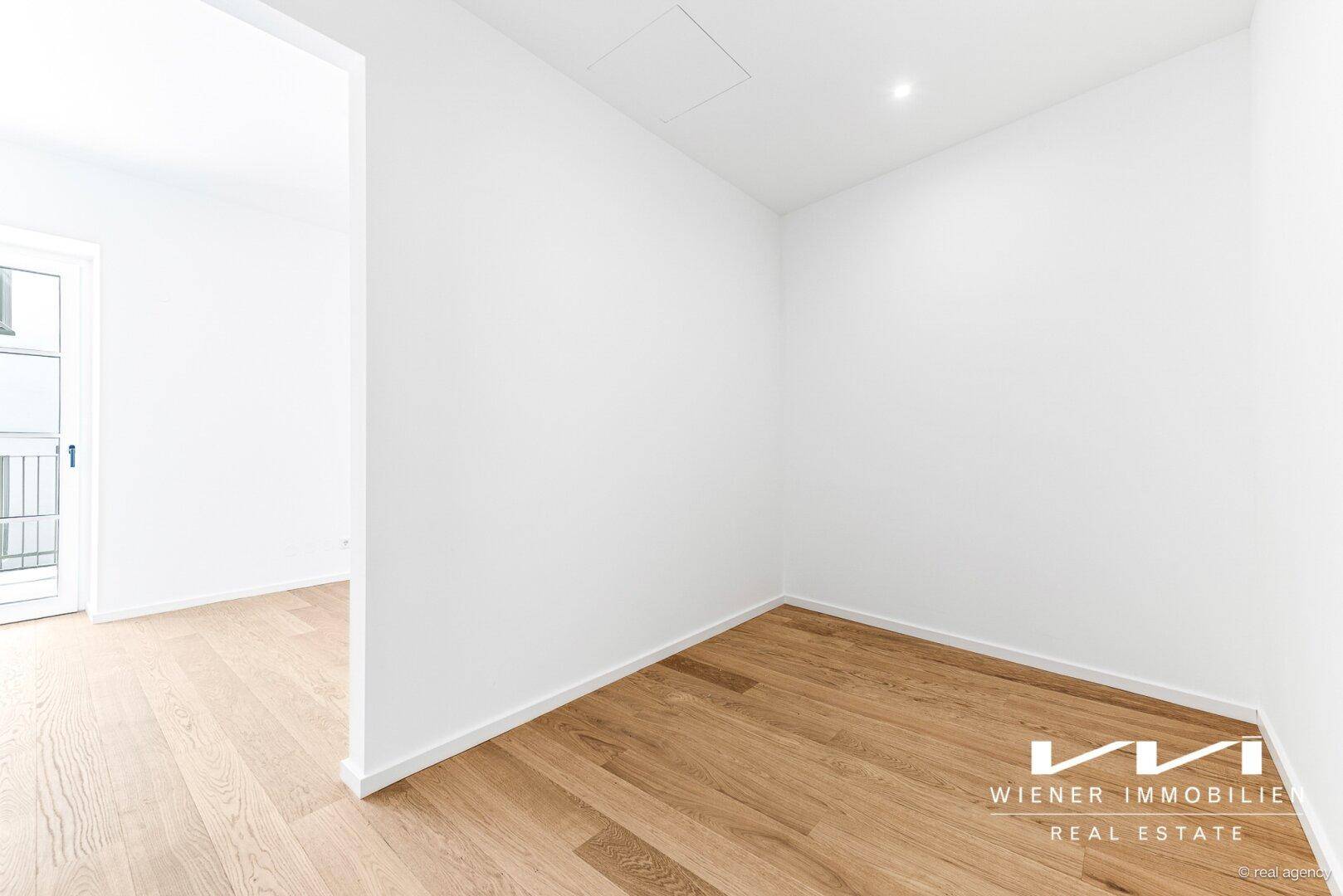 Kleiner, heller Raum mit Eichenparkett, der vielseitig genutzt werden kann.