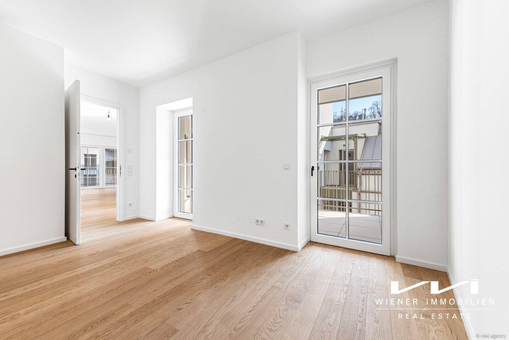 Heller Raum mit Eichenparkett und Zugang zu einem französischen Balkon, vielseitig nutzbar.