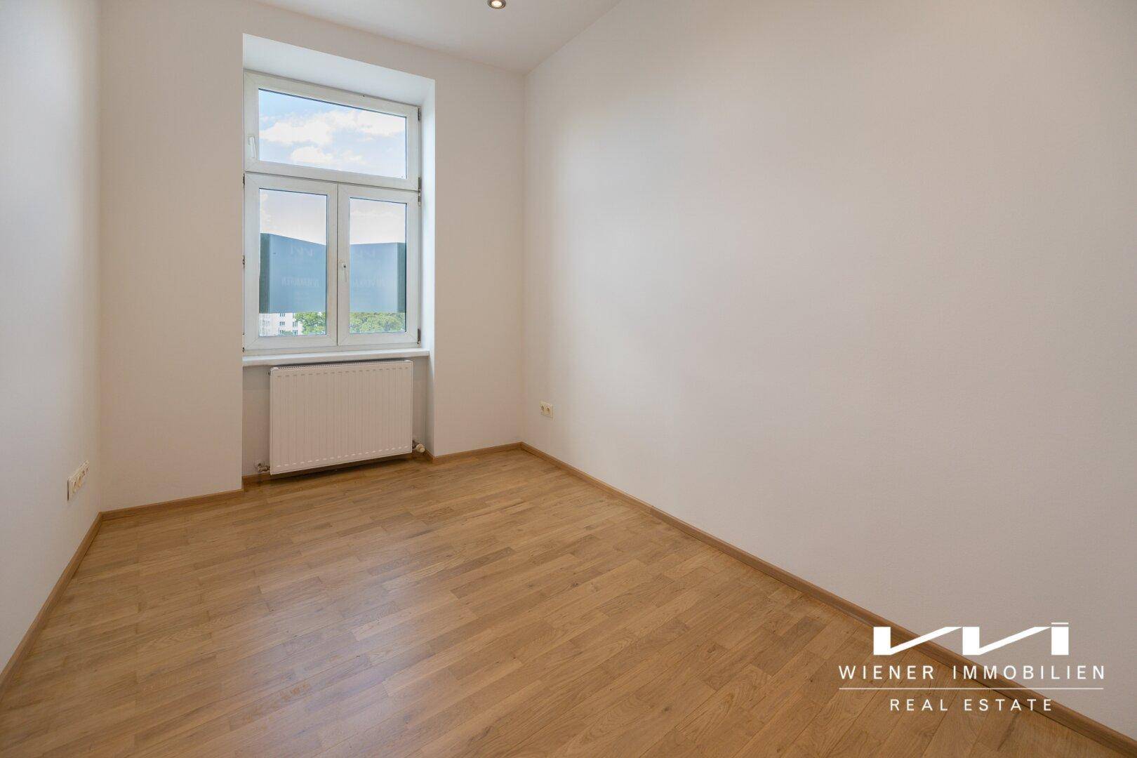 Gemütliches Zimmer mit Parkettboden und einem Fenster, geeignet als Kinder- oder Gästezimmer.