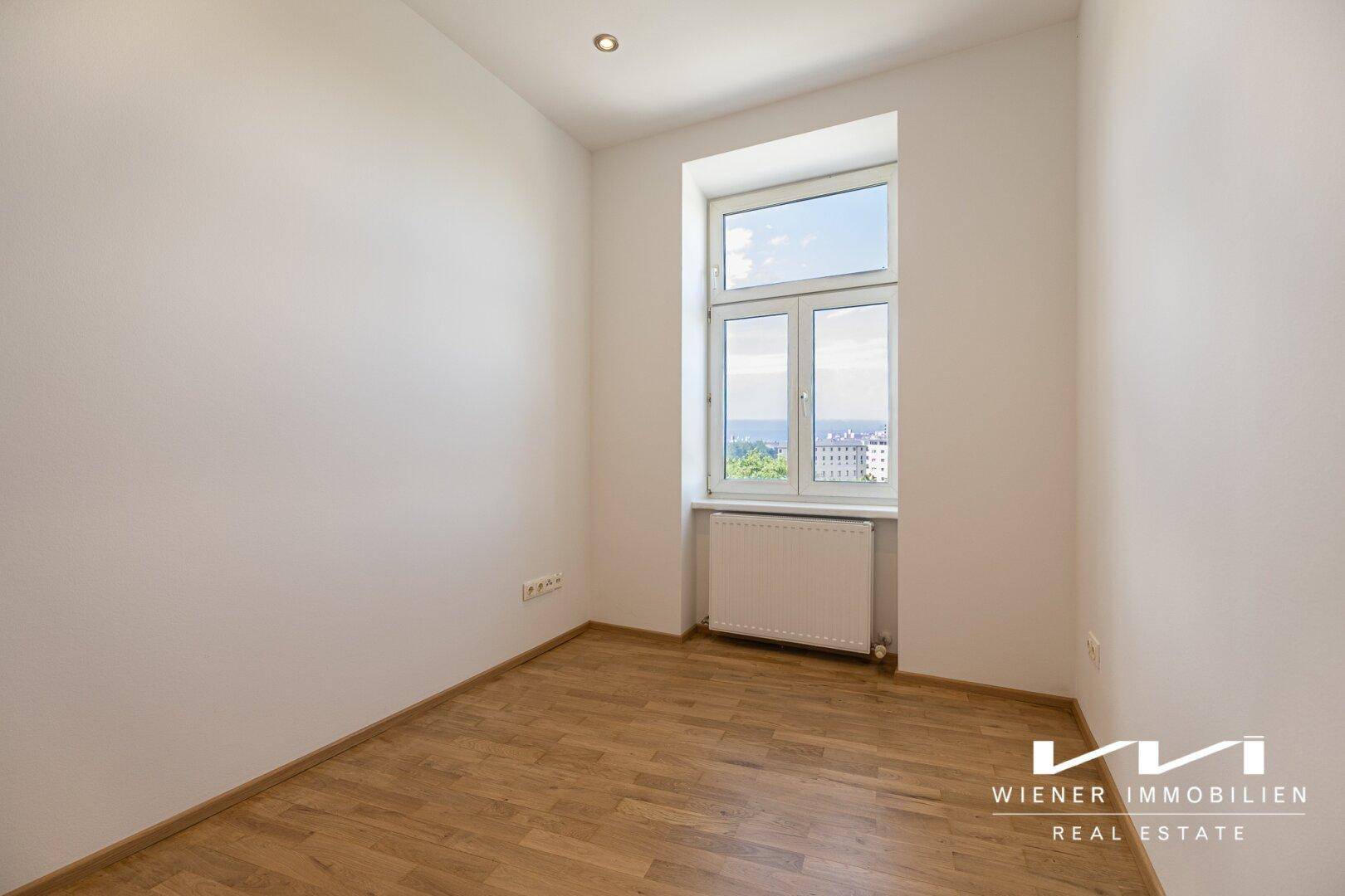 Kleines, helles Zimmer mit Parkettboden und Fenster, ideal als Kinder- oder Arbeitszimmer.