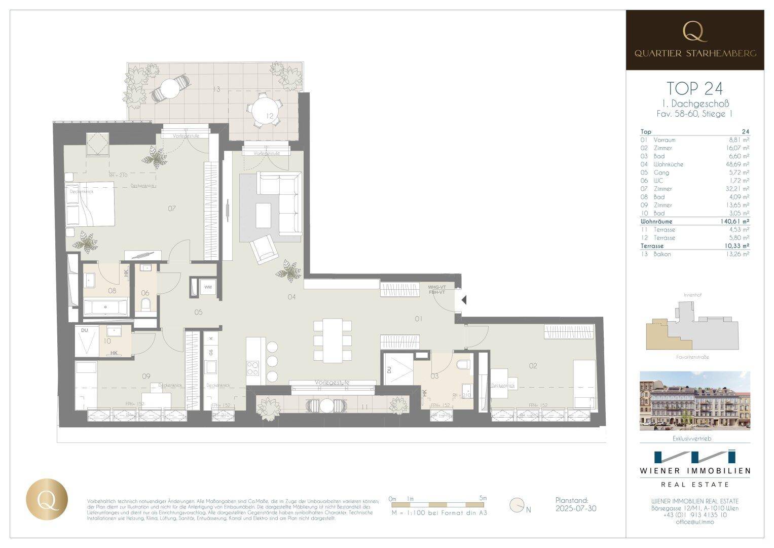 Detaillierter Grundriss einer Dachgeschosswohnung mit großer Terrasse, Balkon und offenem Wohnbereich.