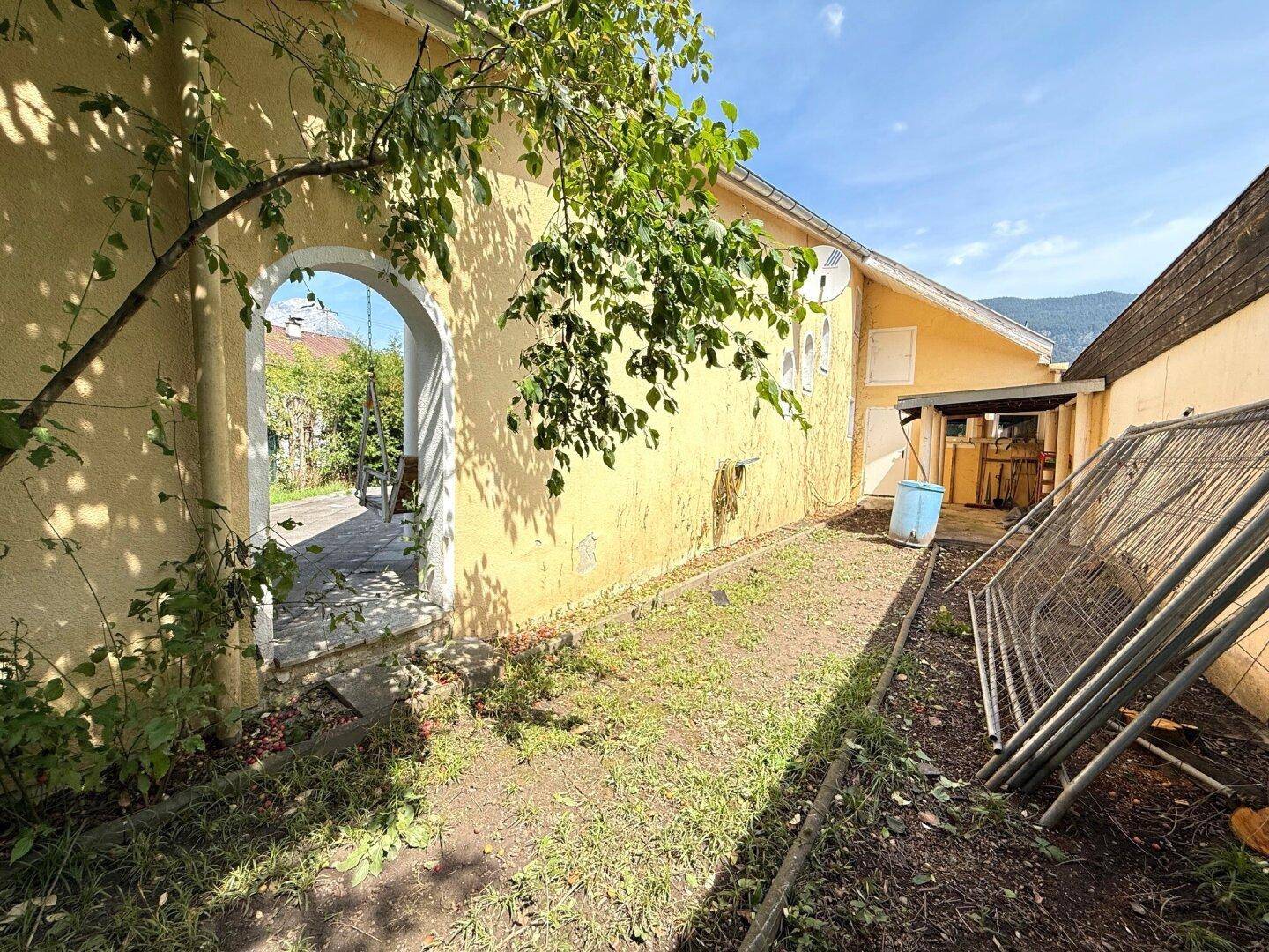 Garten hinter der Garage