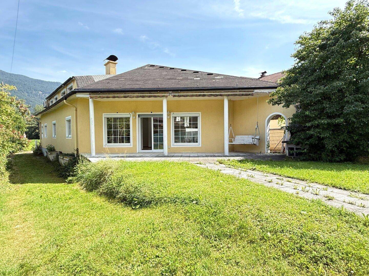 Hausansicht hinten mit Garten und Terrasse