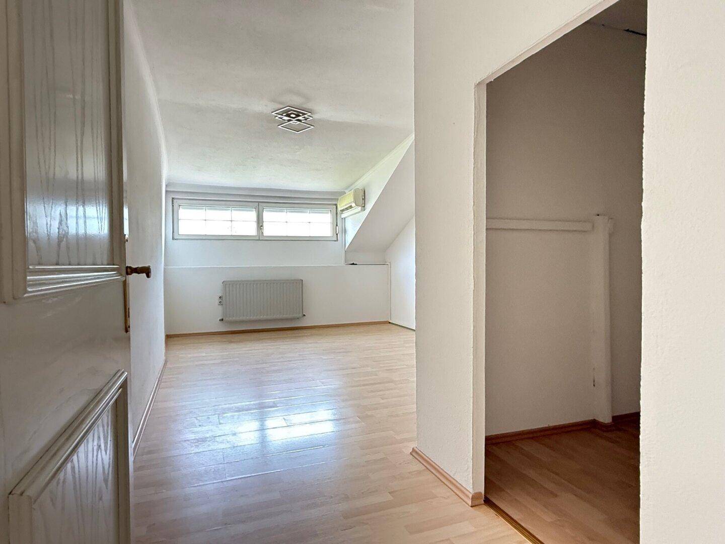Elternzimmer OG mit begehbarem Kleiderschrank