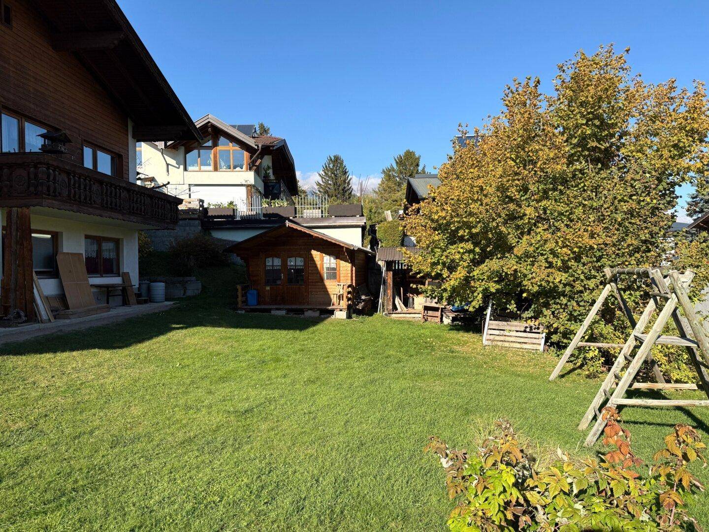Garten mit Holzhütten