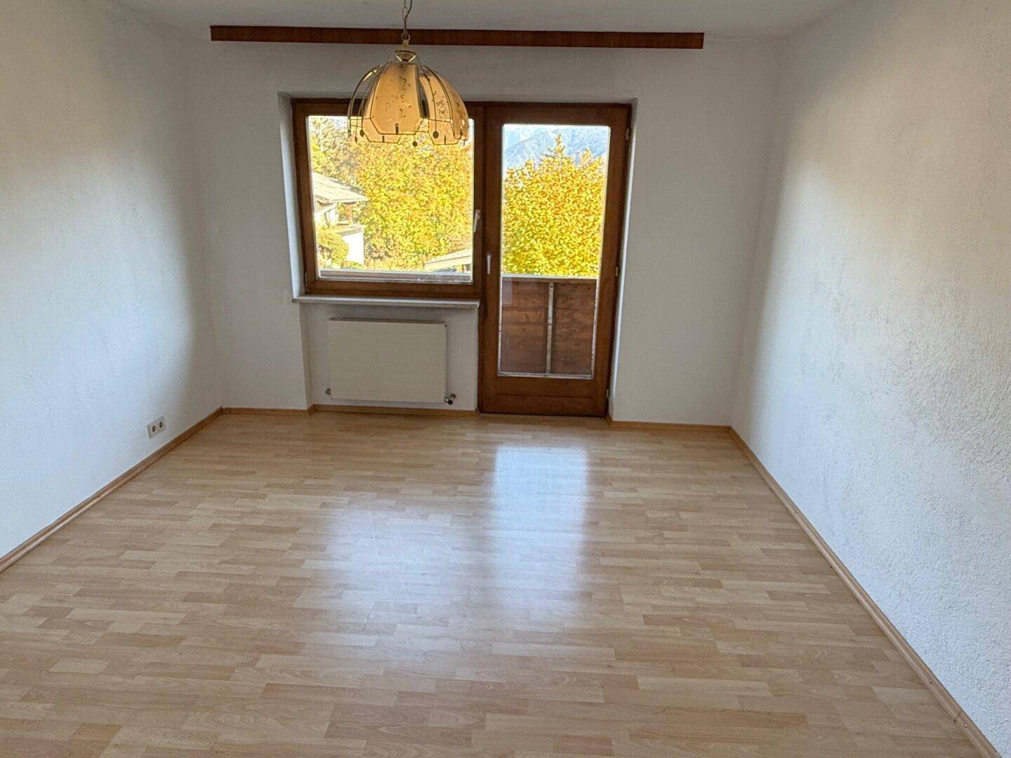 Zimmer mit Balkonzugang