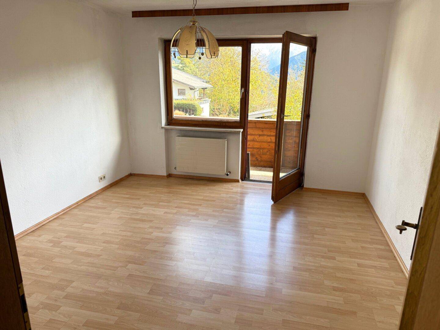 Zimmer mit Balkonzugang südseitig