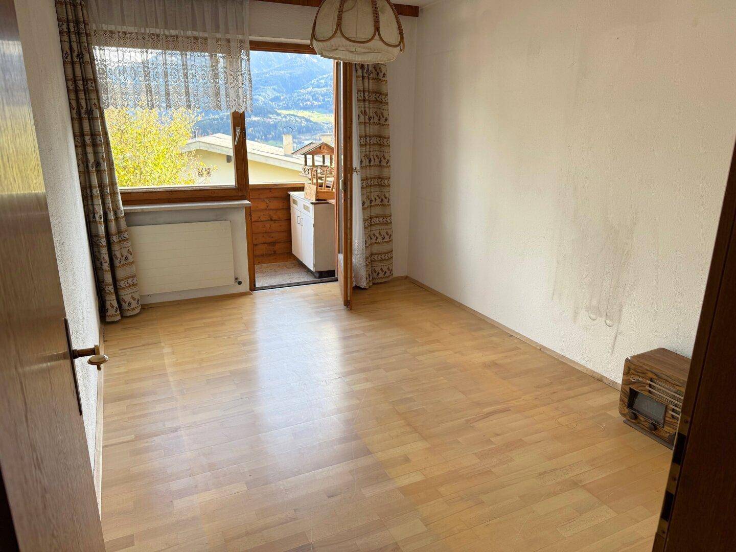 Zimmer mit Balkonzugang südseitig