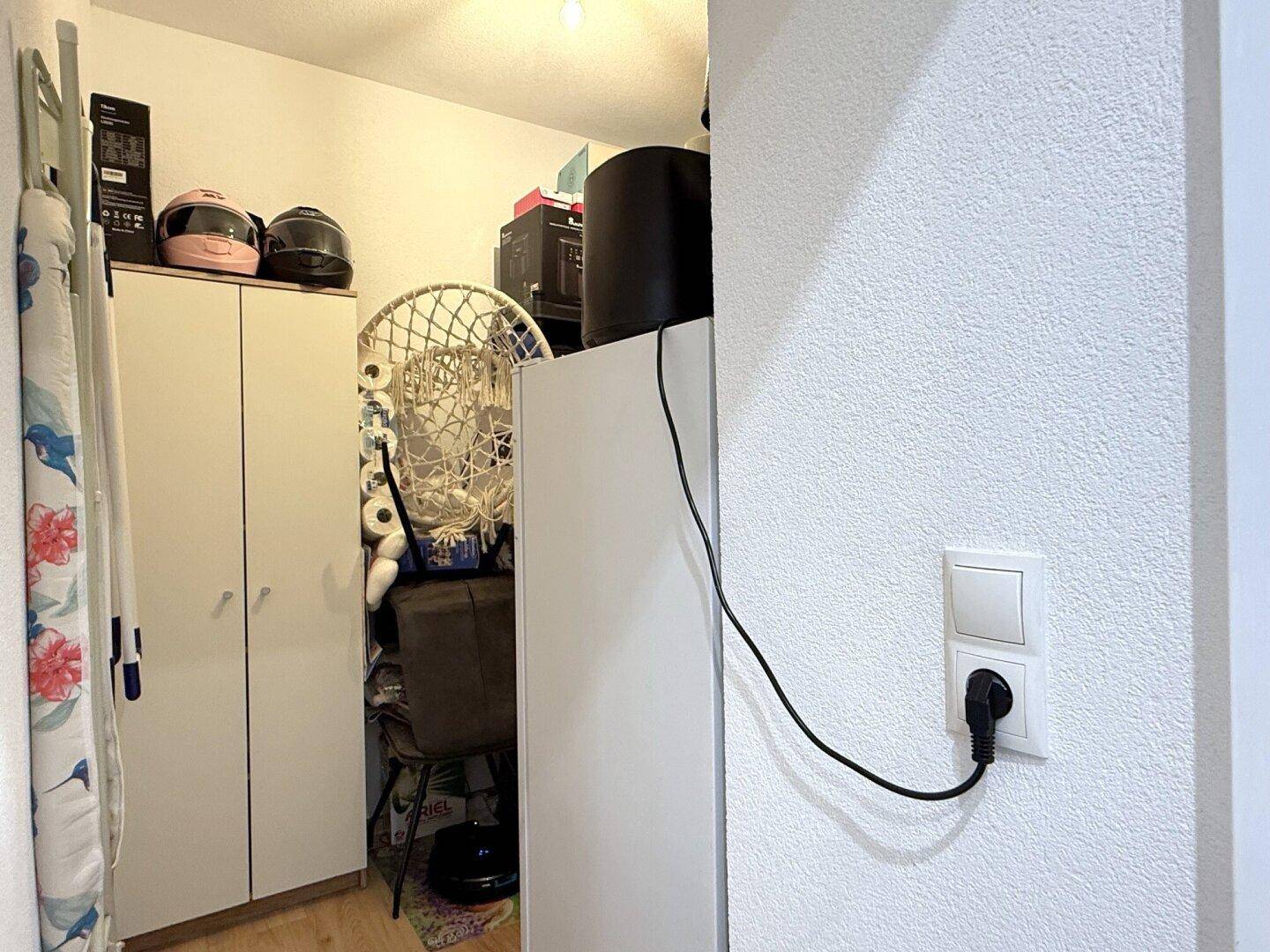 Praktischer Abstellraum mit Regalen und Stauraum für Haushaltsgegenstände.