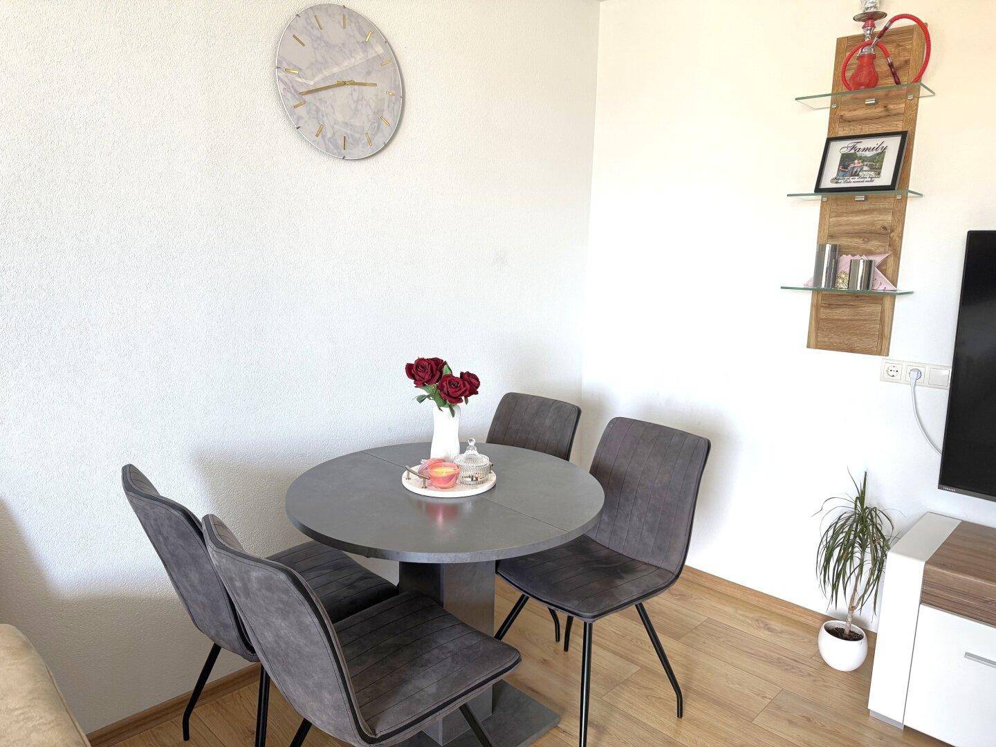 Gemütlicher Essbereich mit rundem Tisch und modernen Stühlen im offenen Wohnkonzept.