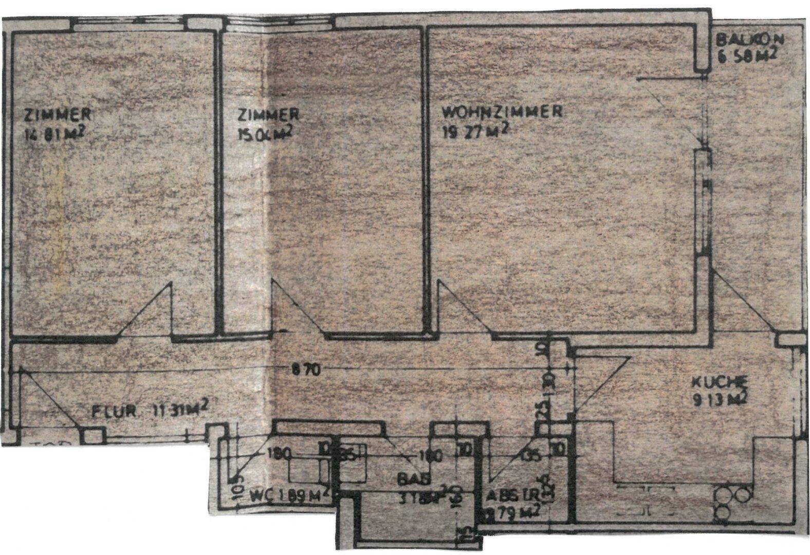 Grundriss einer Wohnung mit Wohnzimmer, zwei Schlafzimmern, separater Küche, Bad und Balkon.