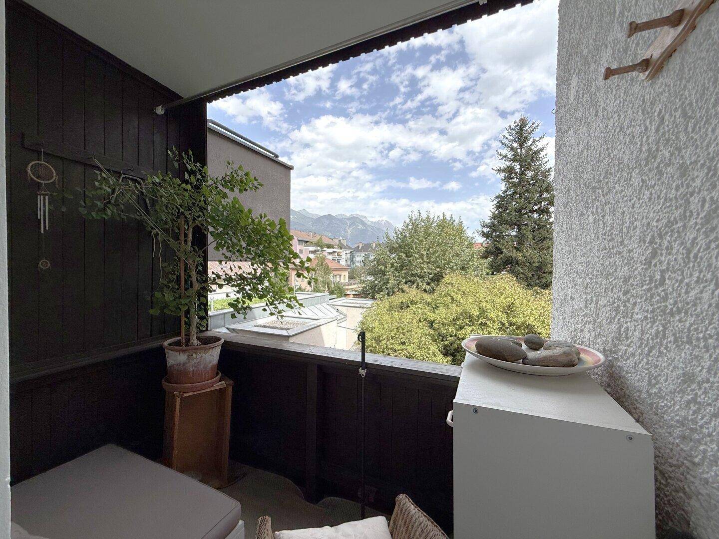 Balkon mit weitem Blick auf die umliegende Berglandschaft und den Himmel.