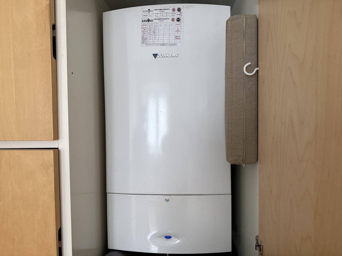 Kleiner Raum mit Warmwasserbereiter, möglicherweise ein Abstellraum oder Technikraum.