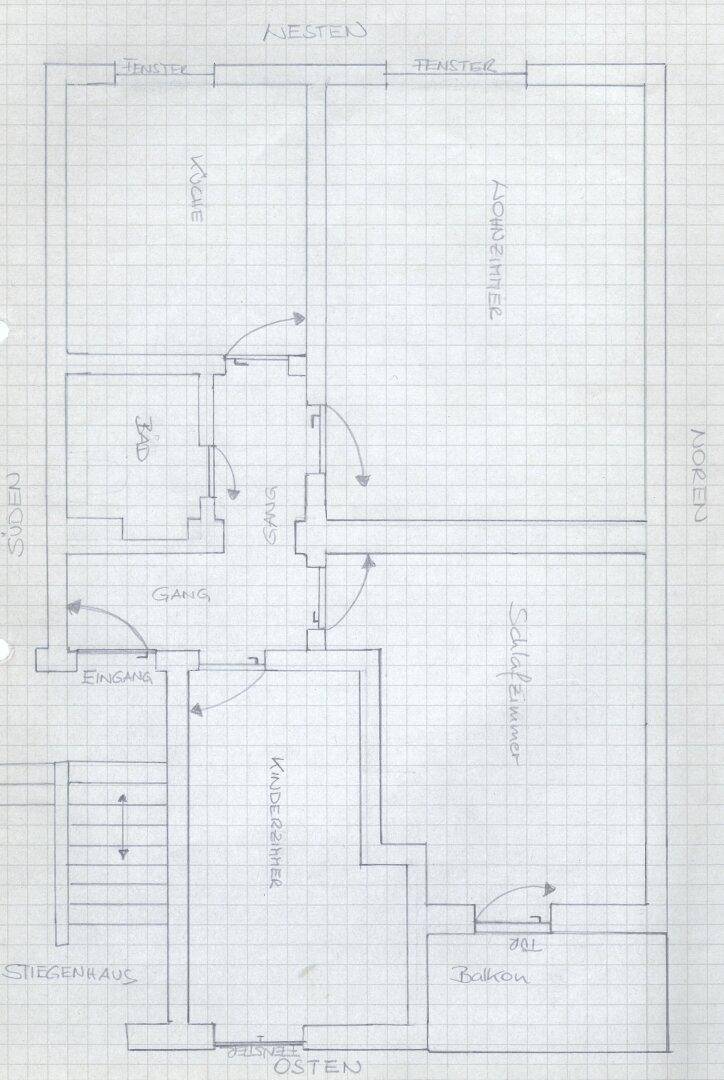 Handgezeichneter Grundrissplan mit mehreren Zimmern, Bad, Küche und einem Balkon.
