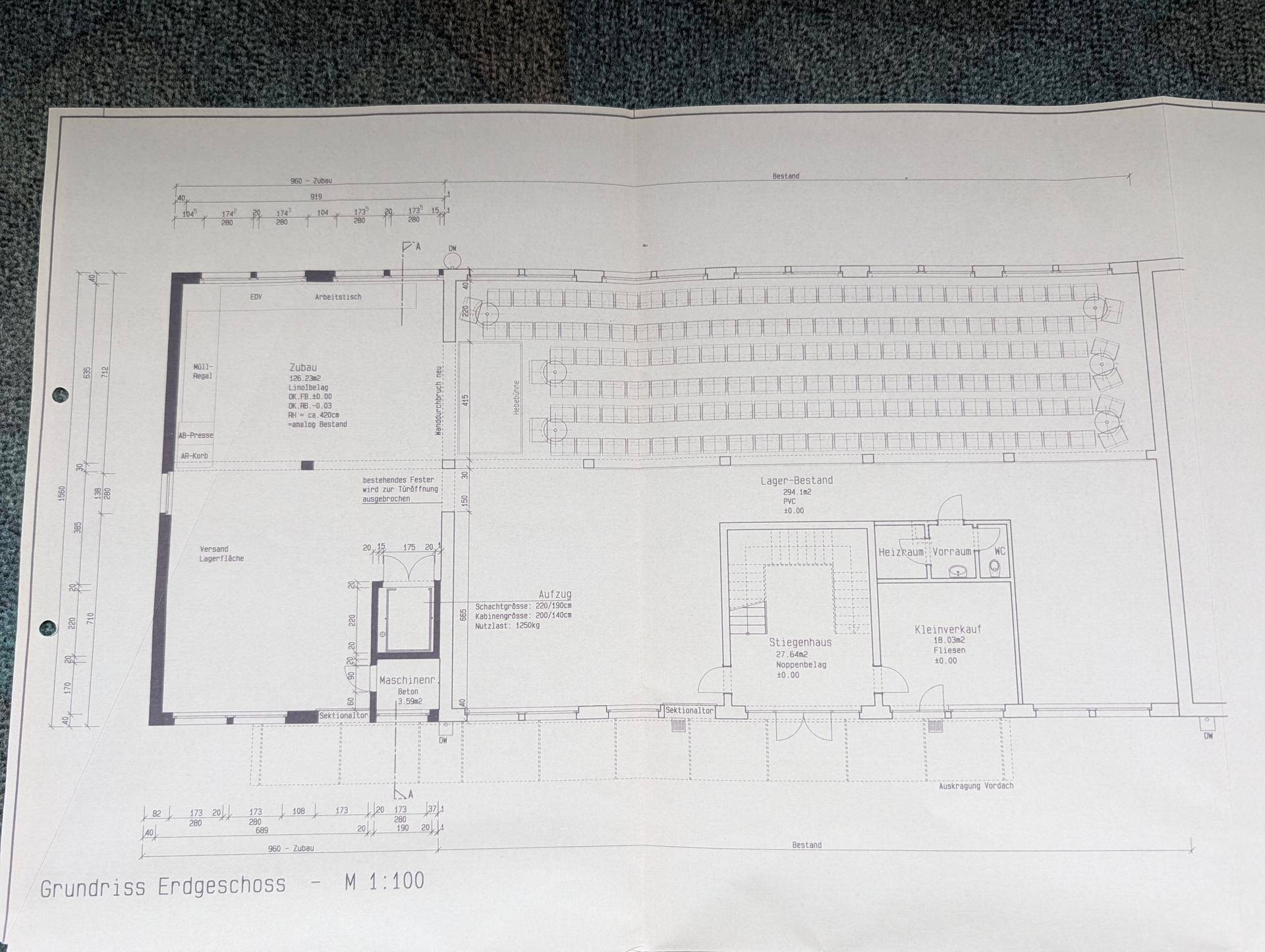Grundriss des Erdgeschosses mit Lagerflächen, Büros, Heizraum, Verkaufsbereich und Sanitäranlagen.