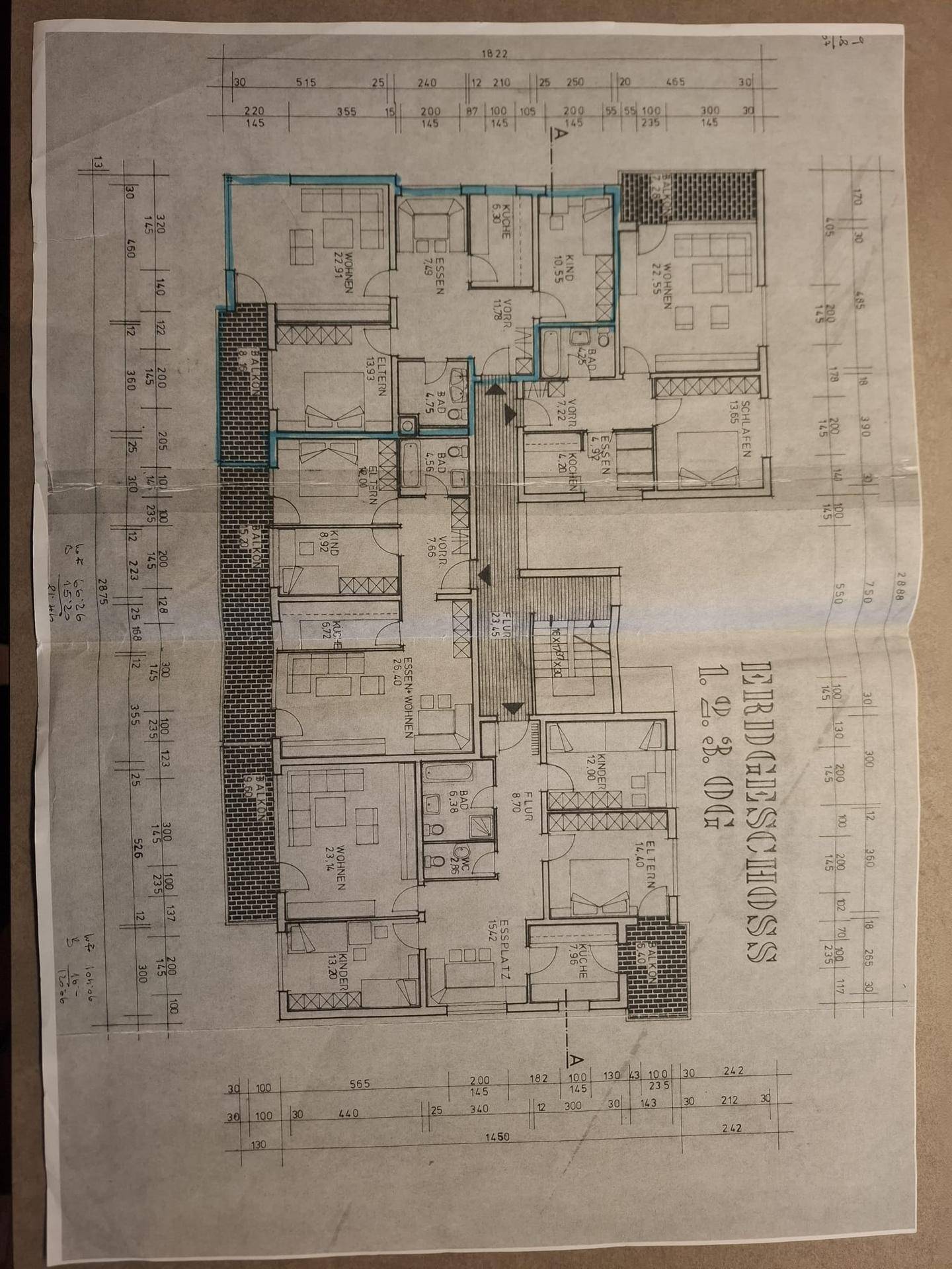 Übersichtlicher Grundriss einer Etage mit mehreren Wohneinheiten und Balkonen.