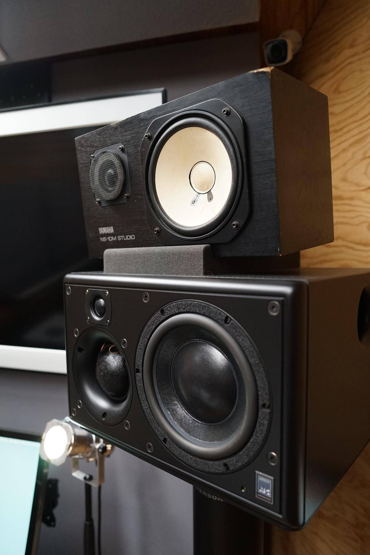 Nahaufnahme von zwei professionellen Studio-Monitorlautsprechern, die für präzisen Klang sorgen.