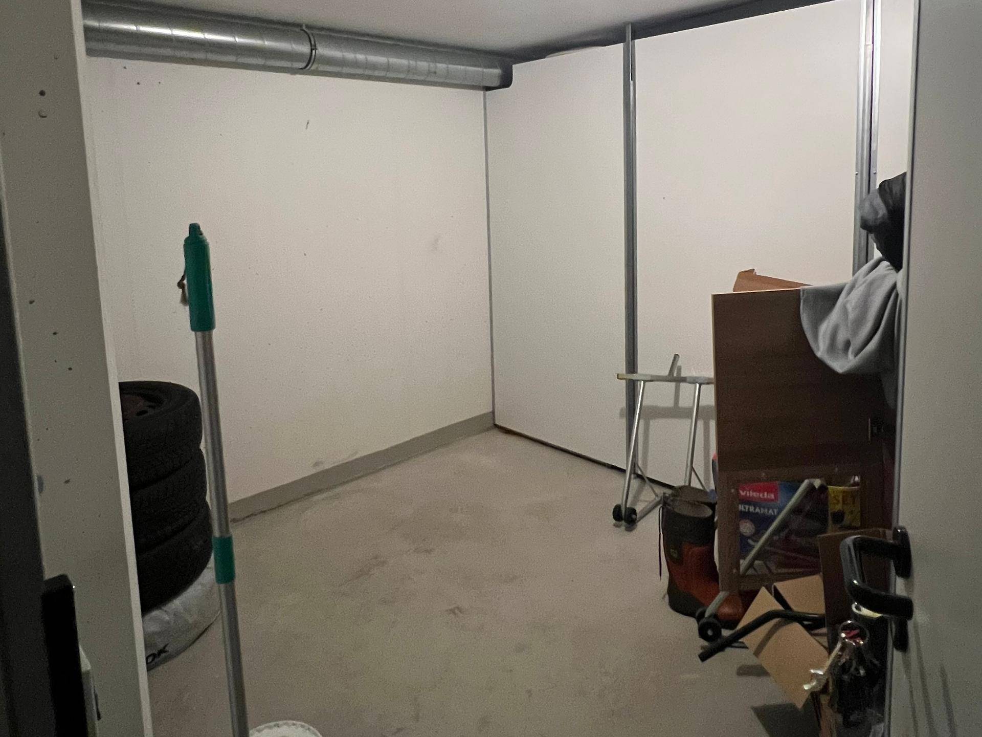 Geräumiger Kellerraum mit Betonboden und ausreichend Platz für Lagerung.