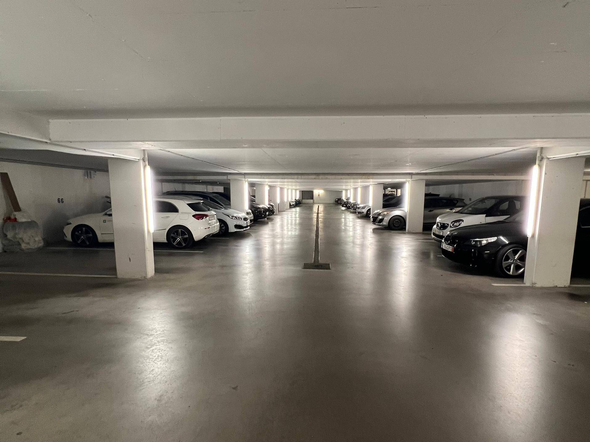 Tiefgarage mit mehreren Stellplätzen und guter Beleuchtung.
