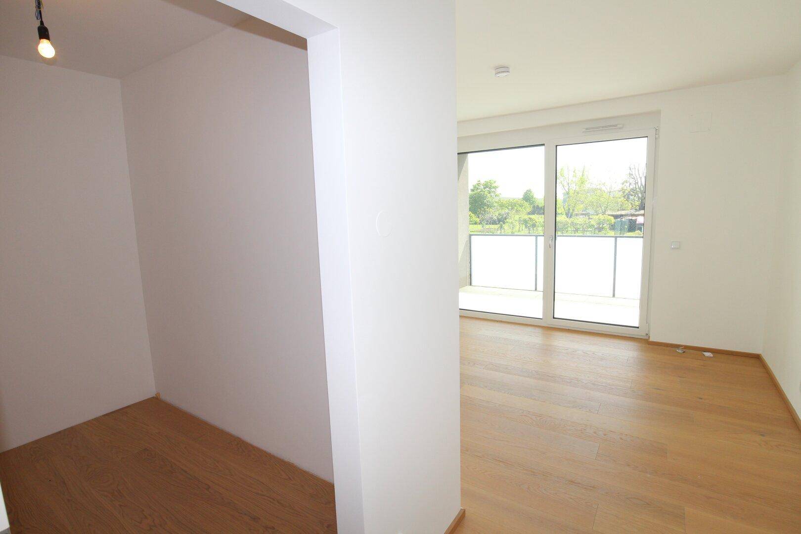 SCHLAFZIMMER MIT SCHRANKRAUM UND LOGGIA