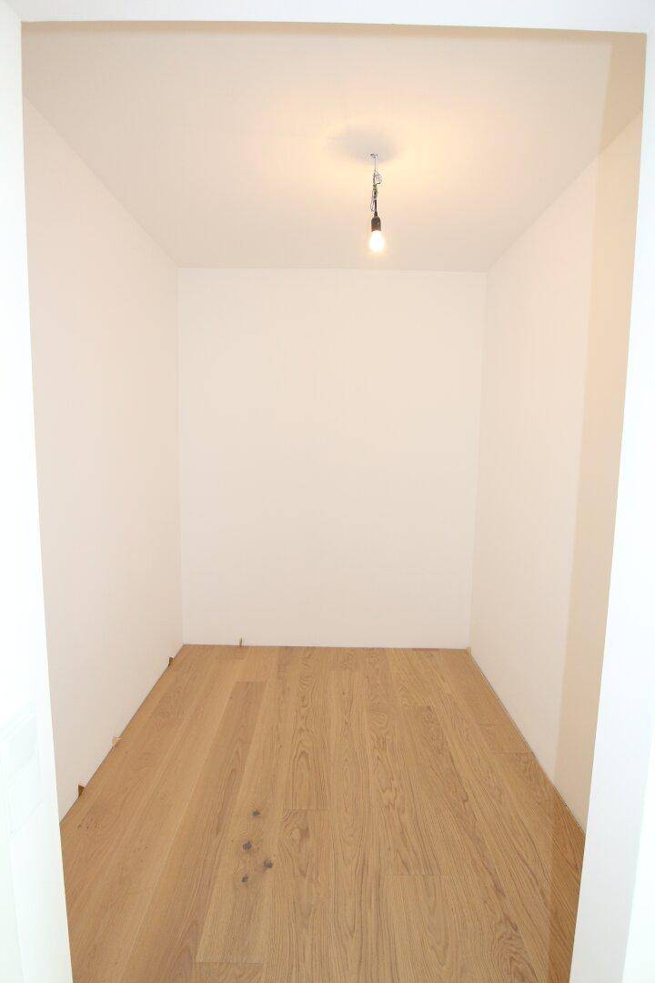 SCHLAFZIMMER MIT SCHRANKRAUM UND LOGGIA