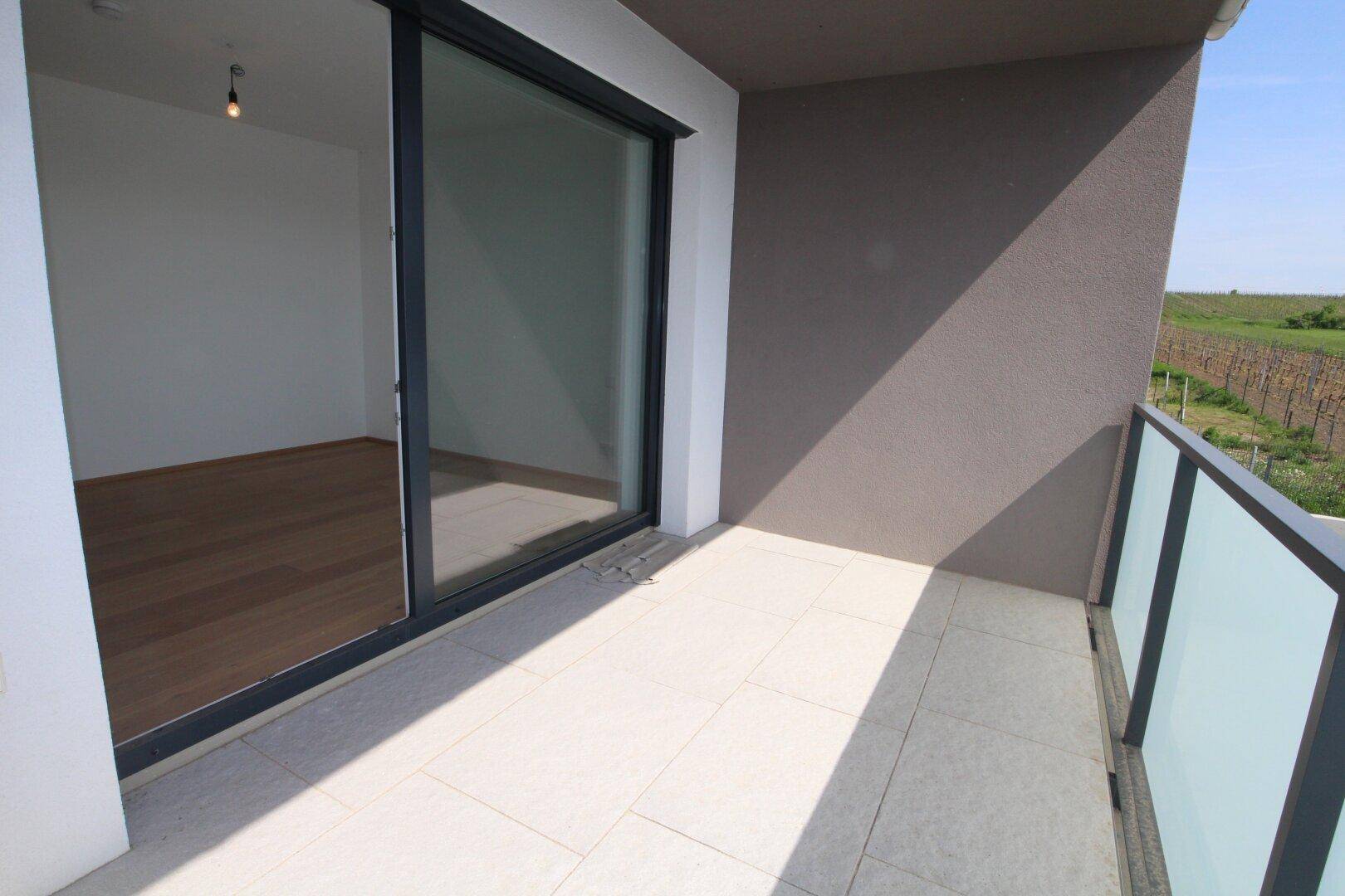 SCHLAFZIMMER MIT SCHRANKRAUM UND LOGGIA