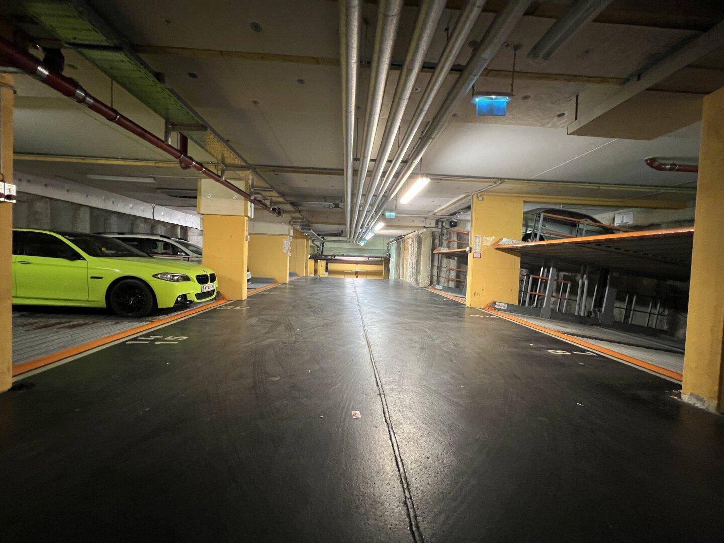 Tiefgarage mit mehreren Stellplätzen und einem modernen Parksystem.