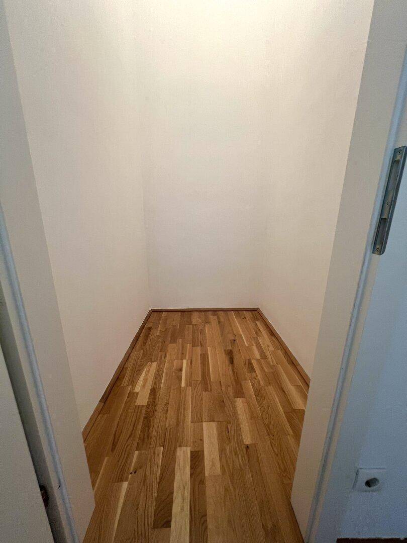 Kleiner Abstellraum mit Parkettboden, ideal für zusätzlichen Stauraum.